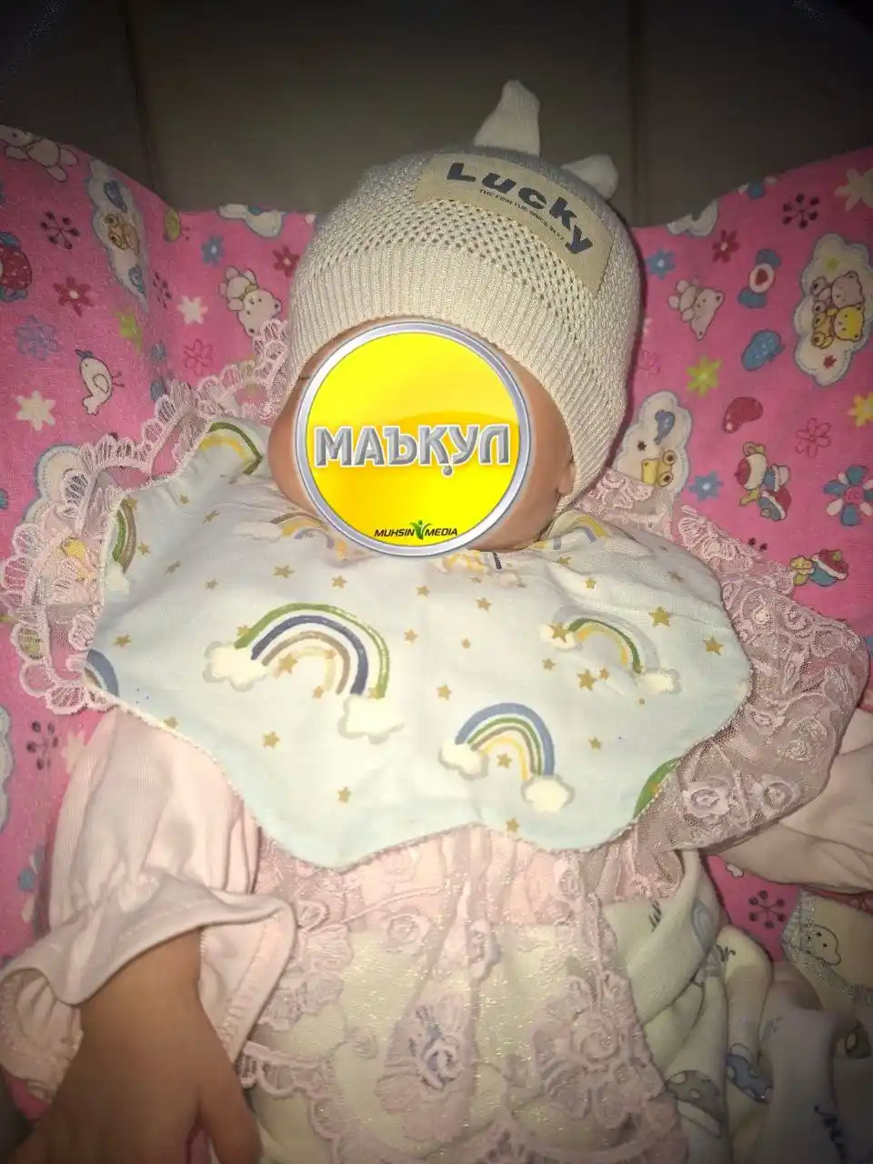 Chaqaloqlar uchun suv o'tkazmaydigan matodan so'lakcha