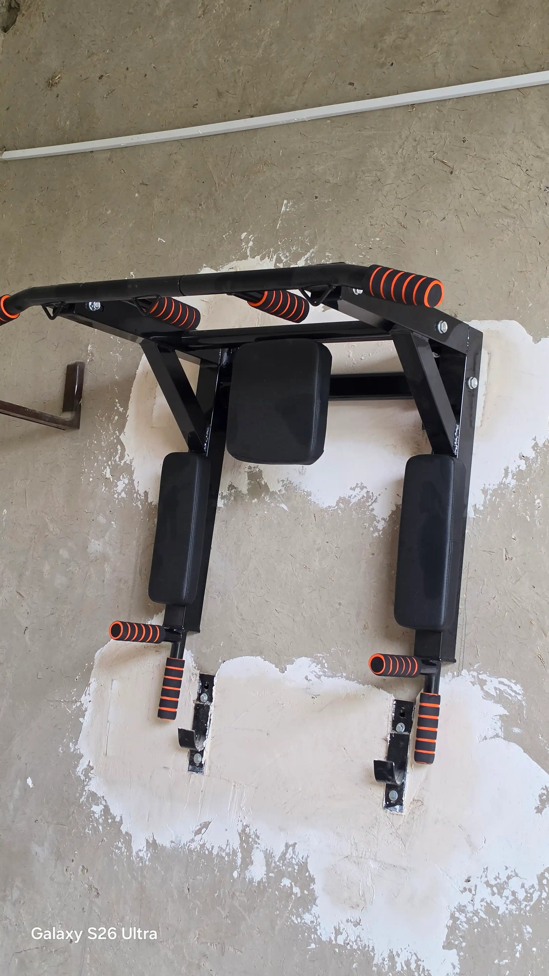Devorga o'rnatiladigan turnik 3 ta 1 da, brusya va press uchun, 120 kg, 95x77 sm