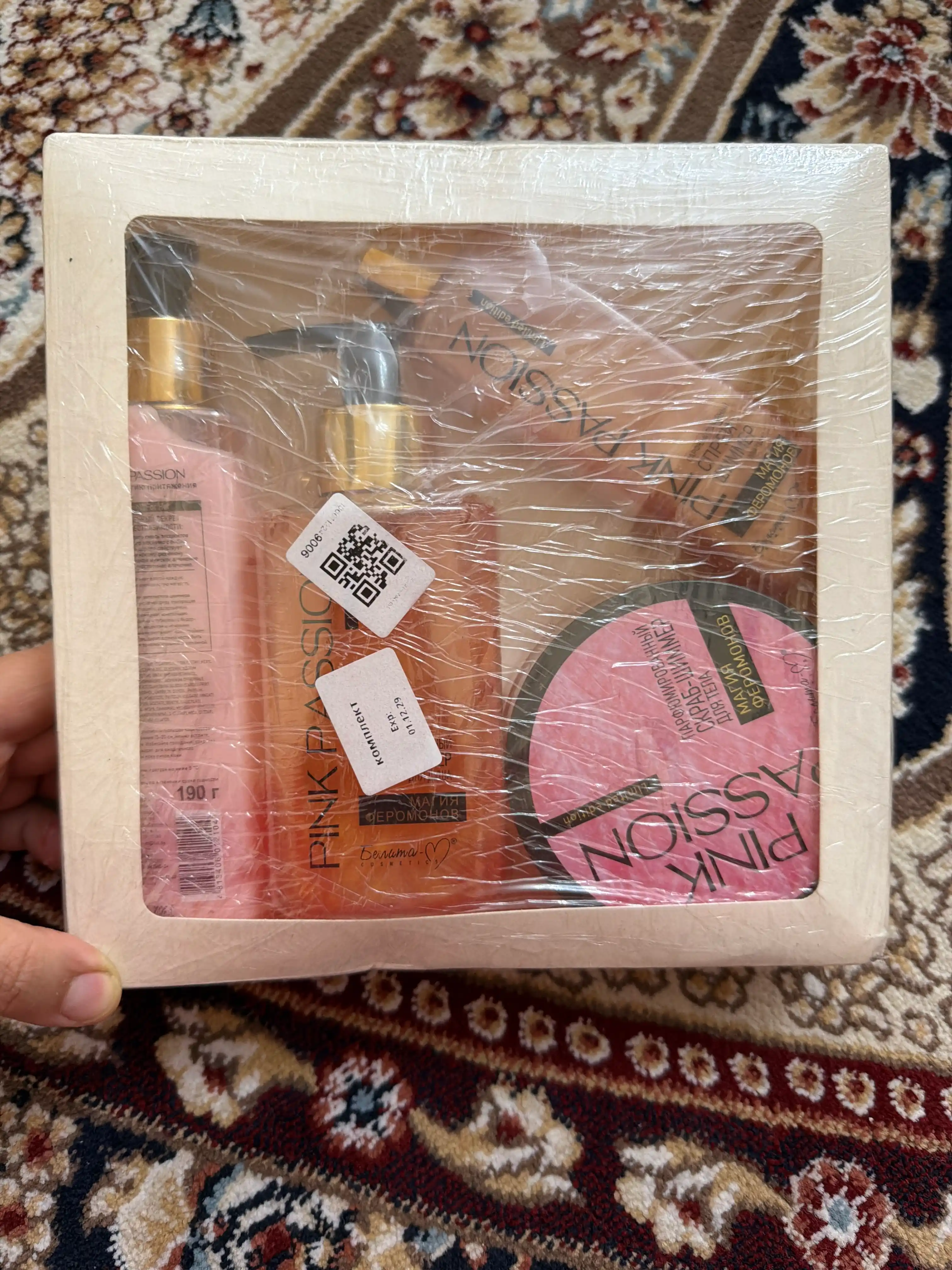 "Pink Passion" skrab, gel, sprey, loson liniyasi bilan tanaga kompleks parvarish