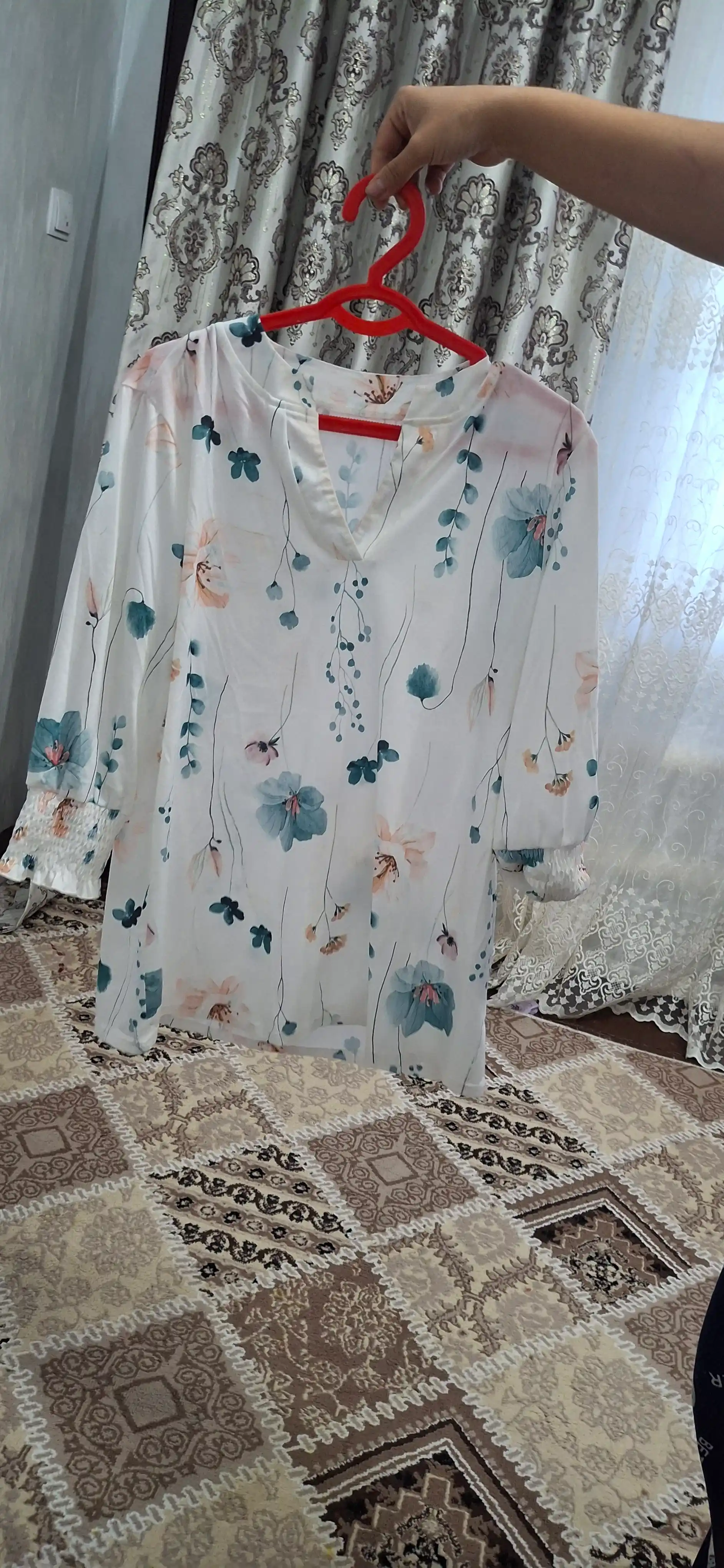 Ayollar uchun V-yeyimli, 3/4 yengli, rang-barang naqshli zamonaviy bluzka