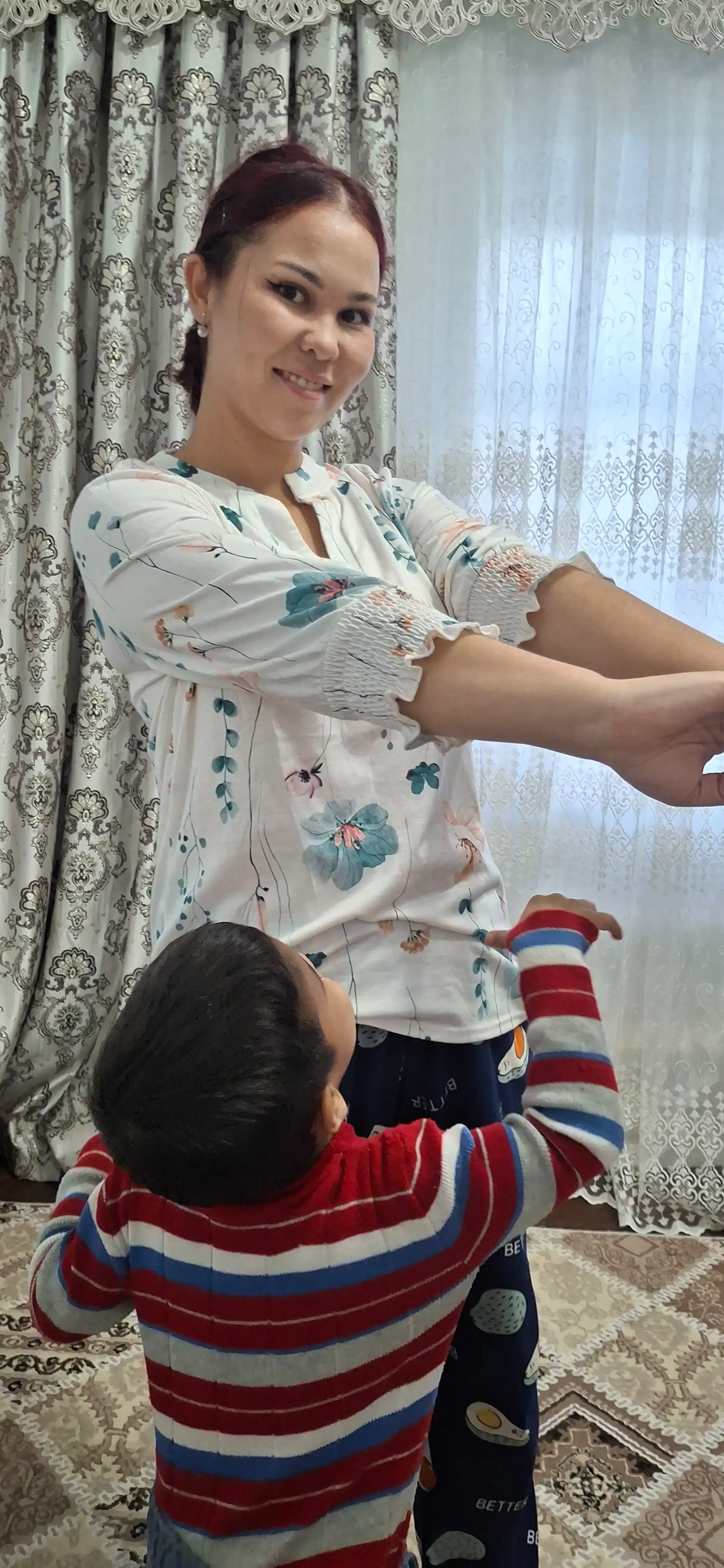 Ayollar uchun V-yeyimli, 3/4 yengli, rang-barang naqshli zamonaviy bluzka