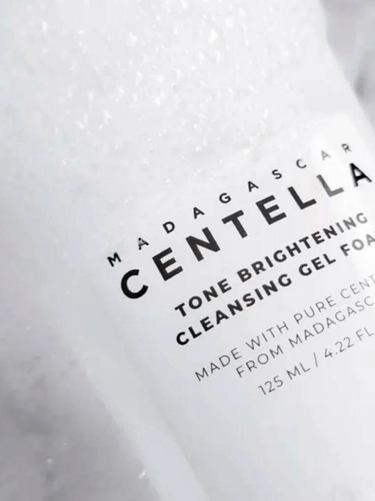 Oqartiruvchi gel ko'pik SKIN1004 Madagascar Centella Tone Brightening Cleansing Gel