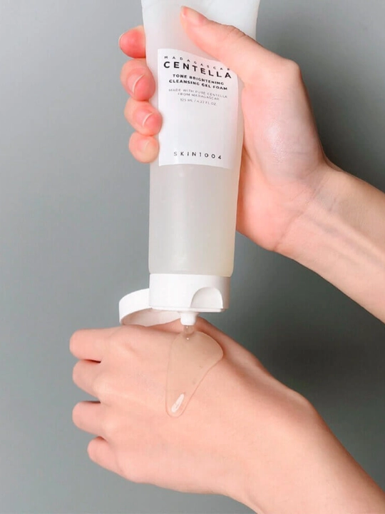 Oqartiruvchi gel ko'pik SKIN1004 Madagascar Centella Tone Brightening Cleansing Gel