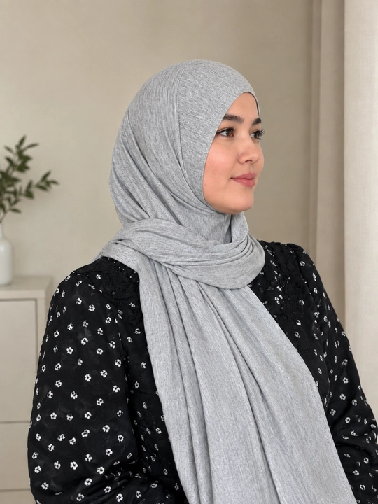 XB trikotaj matosidan tayyorlangan ayollar sharf-ro‘moli. O‘lchami: 180 × 55 sm