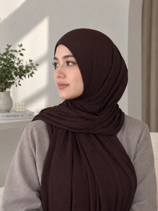 XB trikotaj matosidan tayyorlangan ayollar sharf-ro‘moli. O‘lchami: 180 × 55 sm