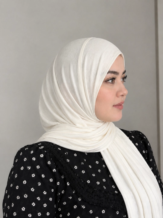 XB trikotaj matosidan tayyorlangan ayollar sharf-ro‘moli. O‘lchami: 180 × 55 sm
