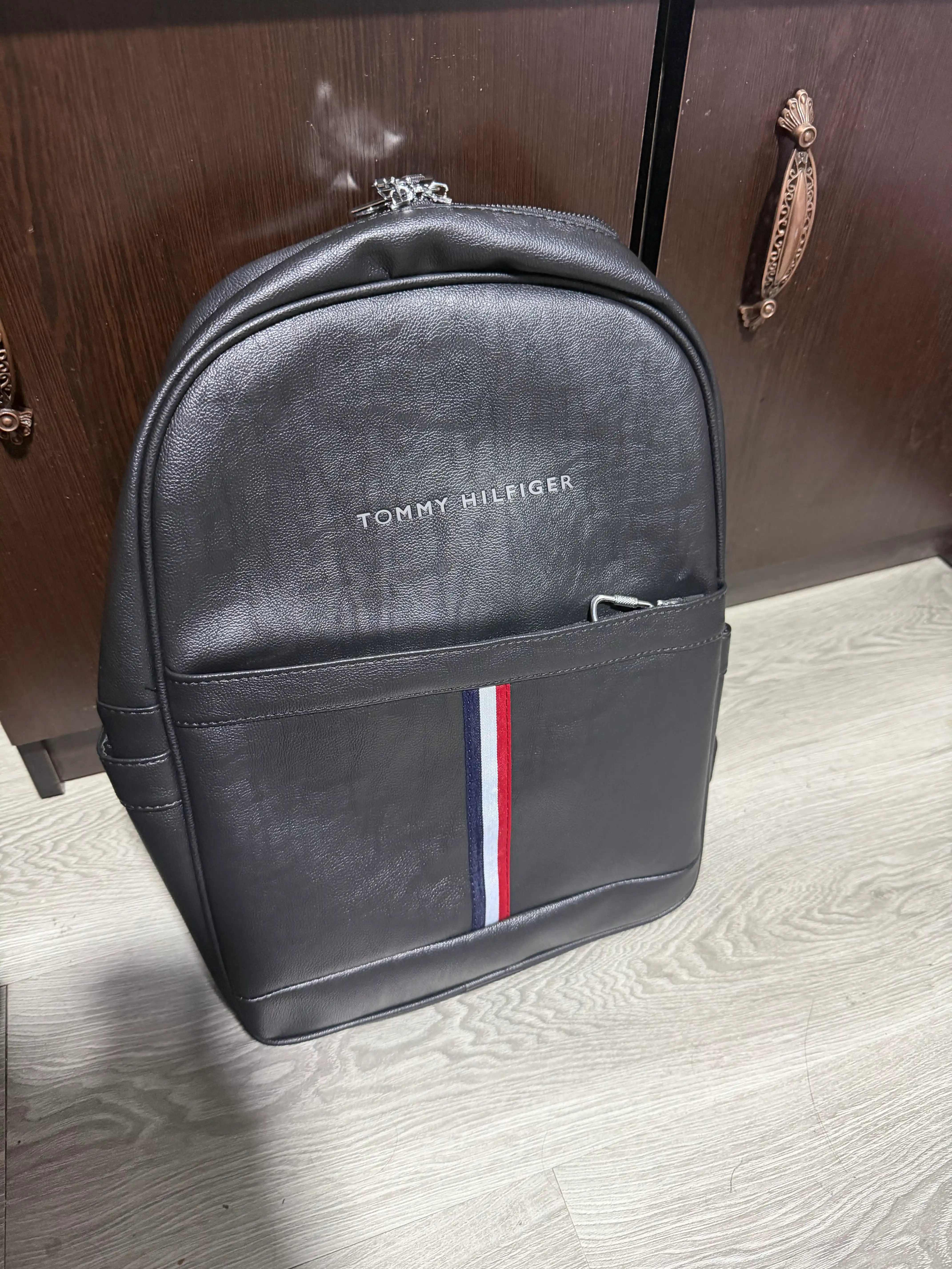 Erkaklar ryukzagi, TOMMY HILFIGER, klassik uslubdagi maktab va sport ryukzagi, charm 