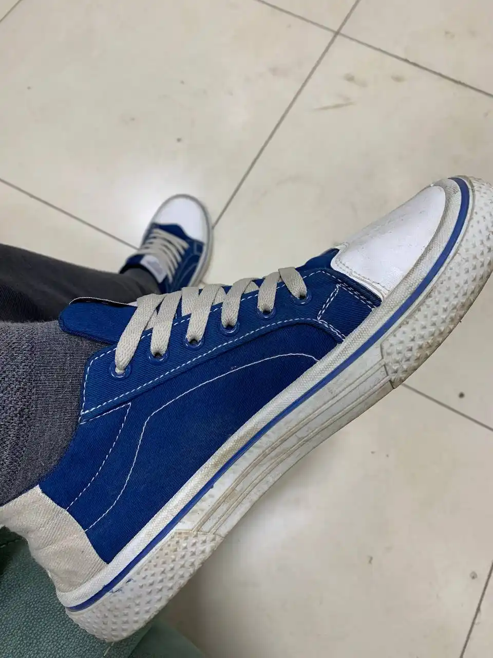 Erkaklar va ayollar uchun uniseks keda, qora va ko‘k rang, kundalik sport oyoq kiyimi,