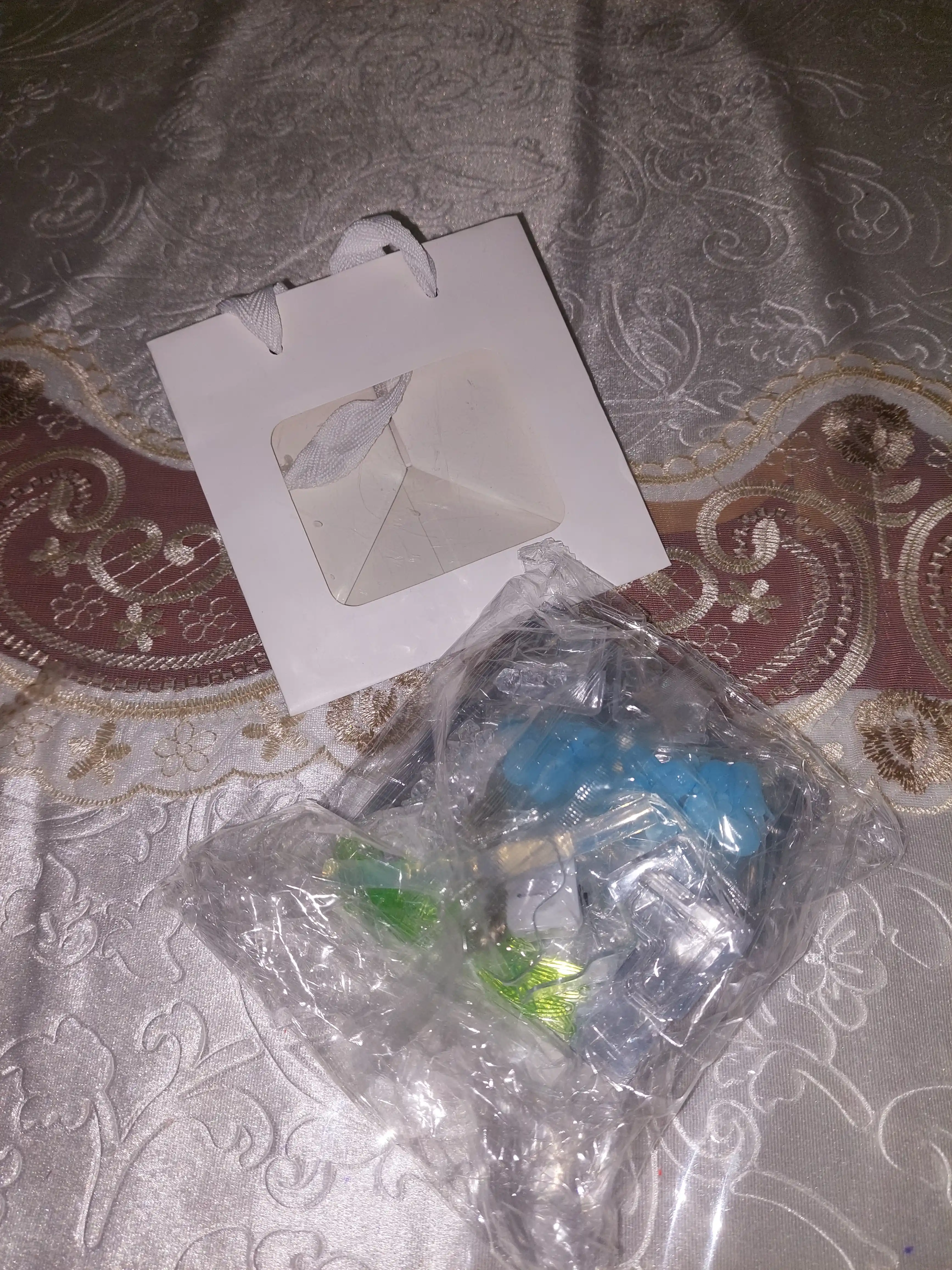 Cheksiz lolalar bilan 3D tungi chiroq