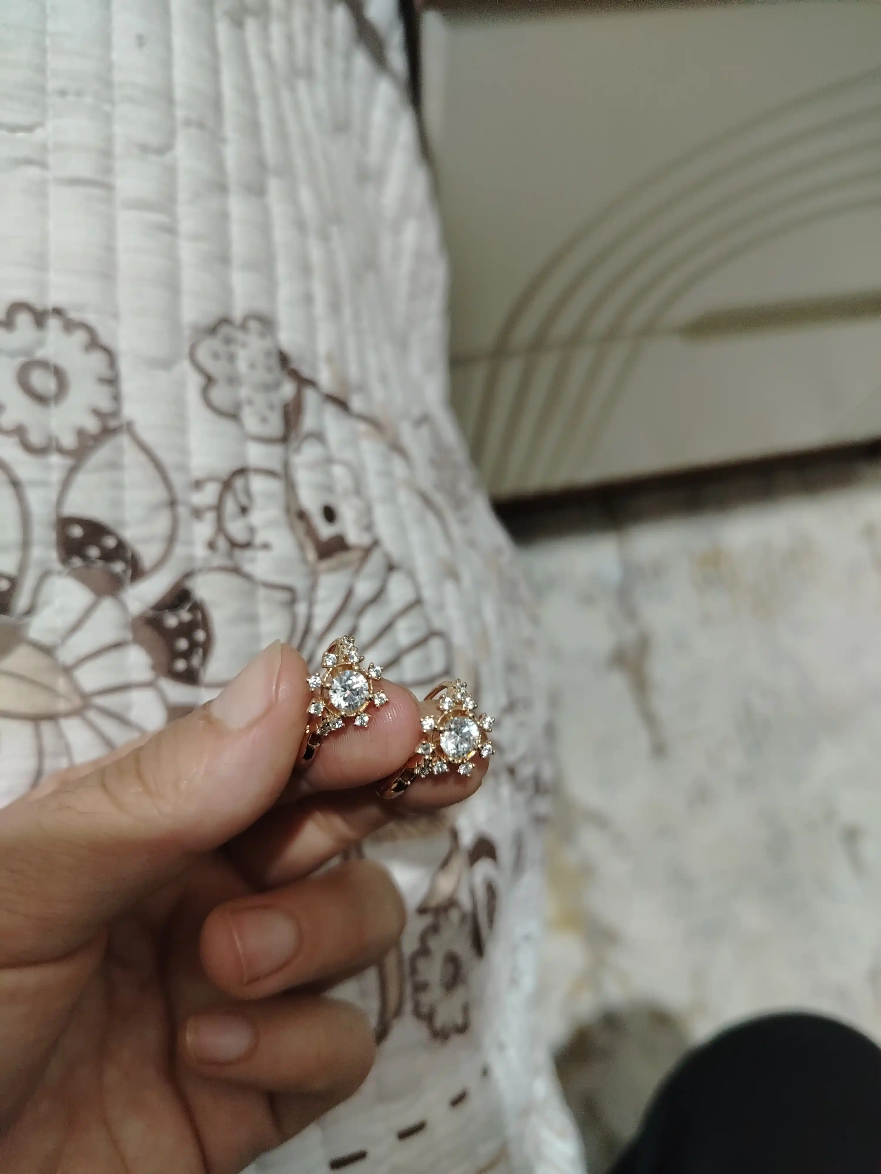 Xuping Jewelry brendining zamonaviy va nafis ziraklari