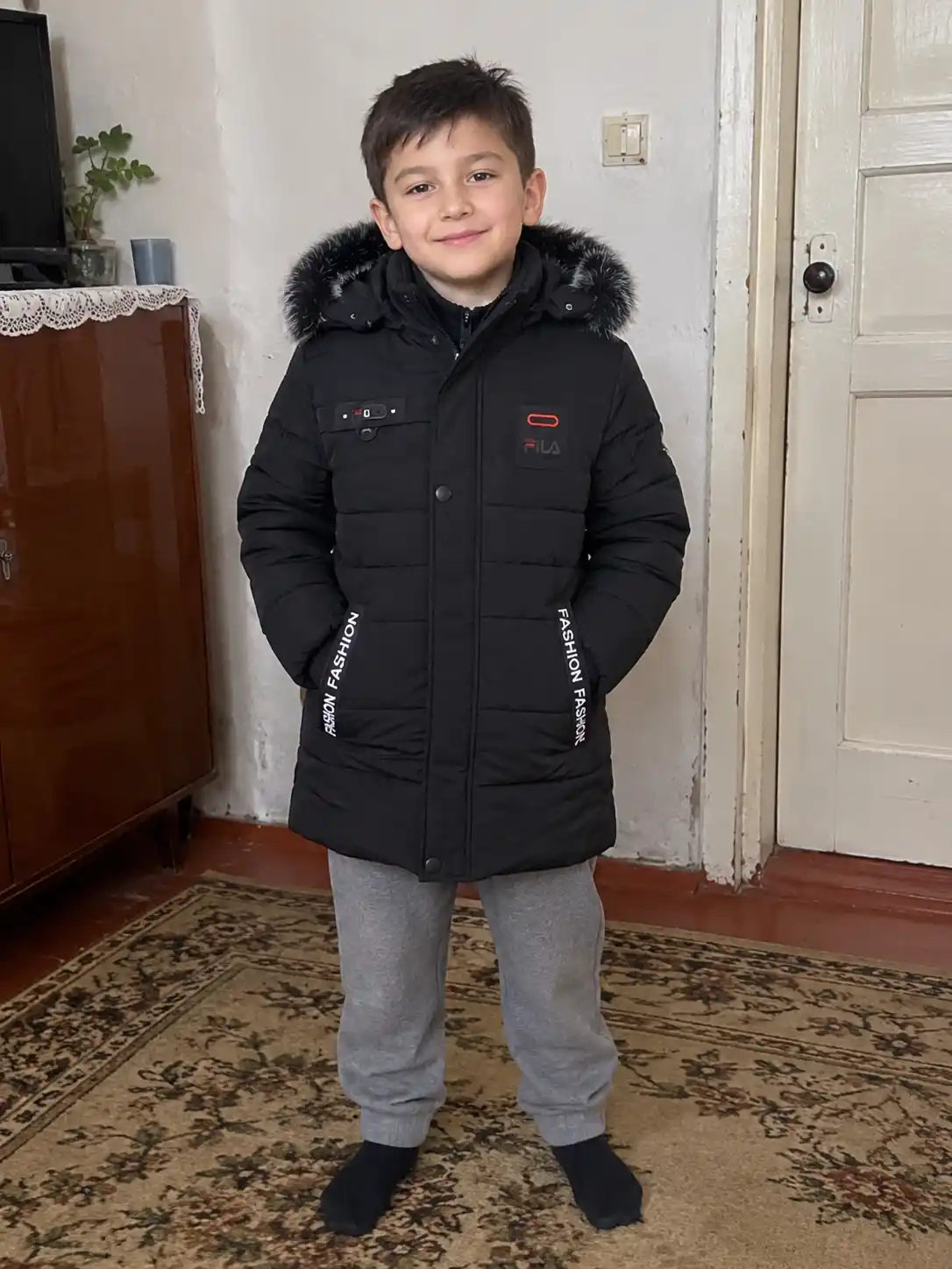 6–12 yoshli o‘g‘il bolalar uchun issiq qishki kurtka, mo‘ynali va zamonaviy