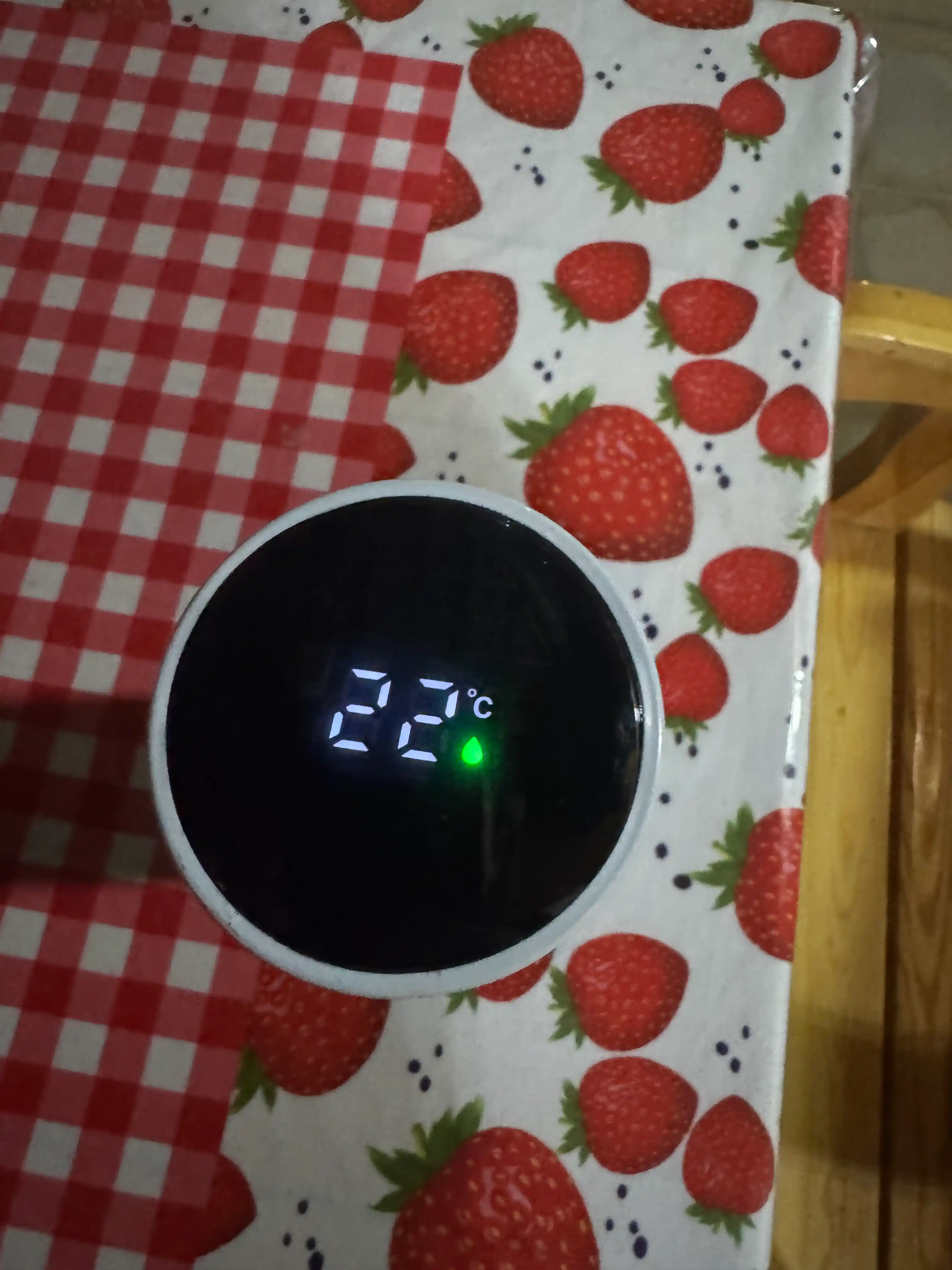 Ichidagi suyuqlik haroratini ko‘rsatuvchi qulay termos