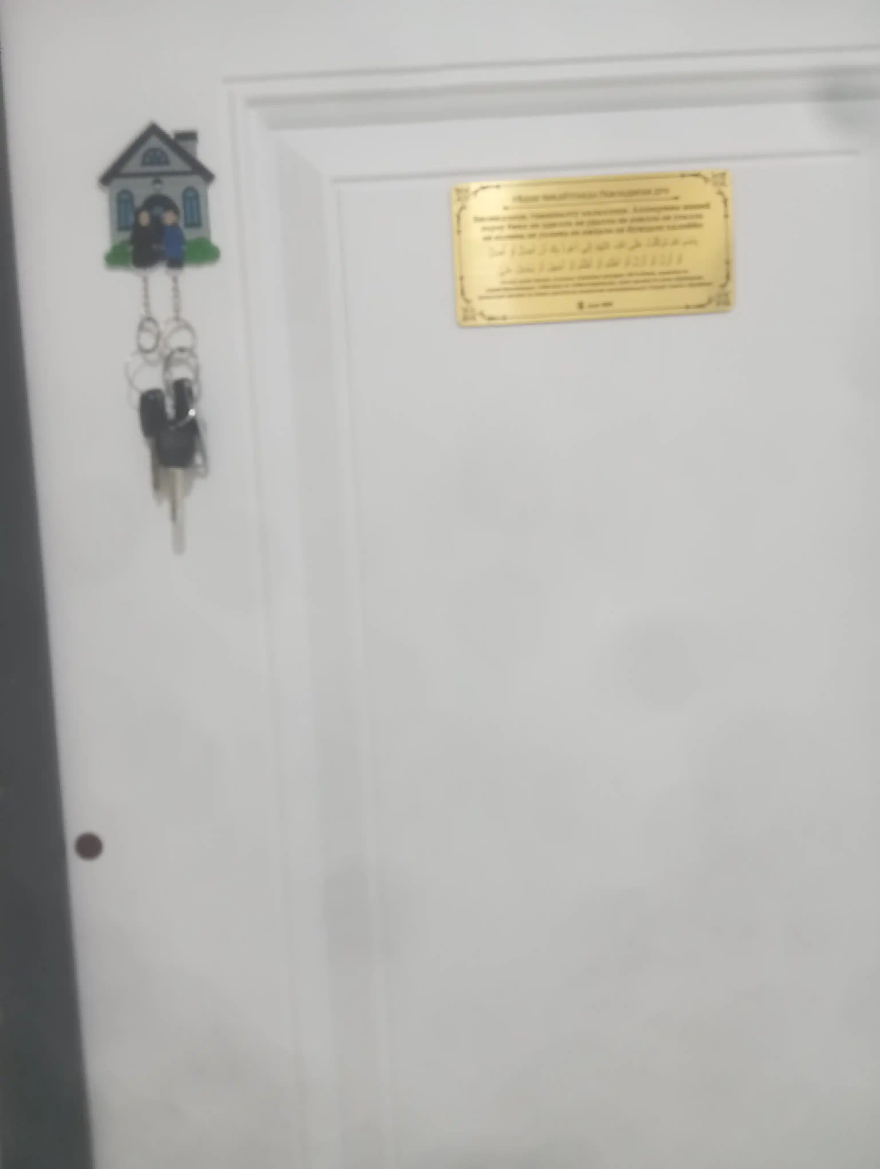 Сборник молитв выполнен в виде карточек, крепится на стену или на поверхность мебели