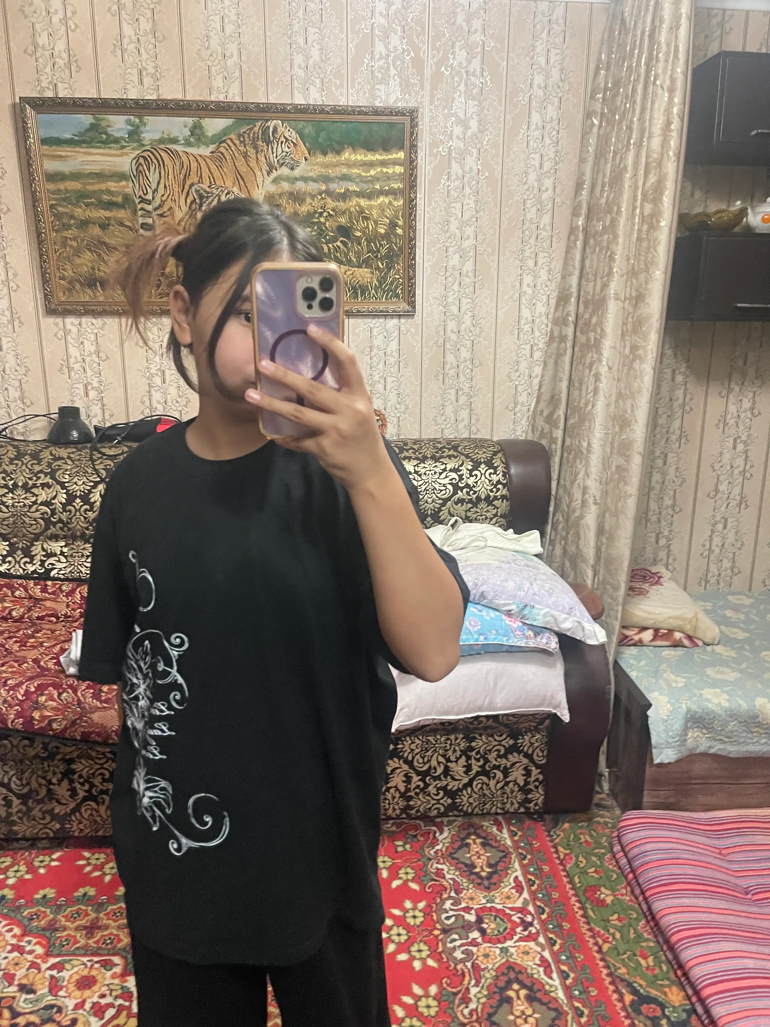 "Jonli kulgu, sevgi" gul bosmali katta o'lchamli futbolka