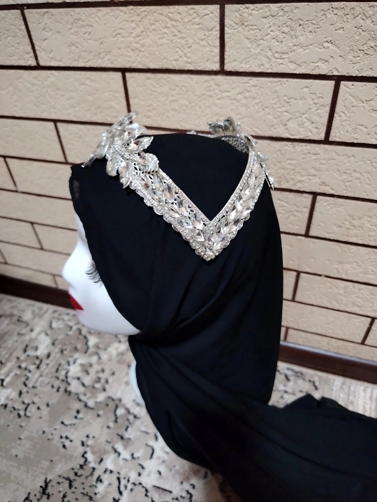 Bosh bezagi ayollar uchun, hijobga taqiladigan tilla rangli tosh va oq gul, osma zanjirlar