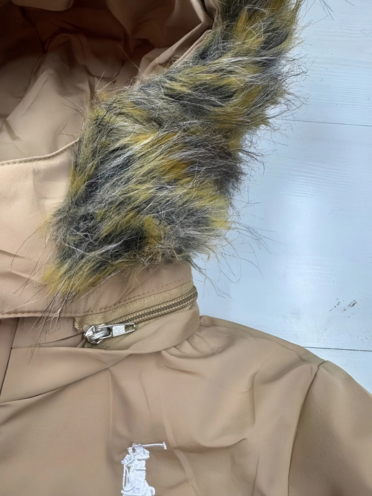 O‘g‘il bolalar uchun qishki uzun kurtka-parka, mo‘ynali kapyushonli, issiq astarli