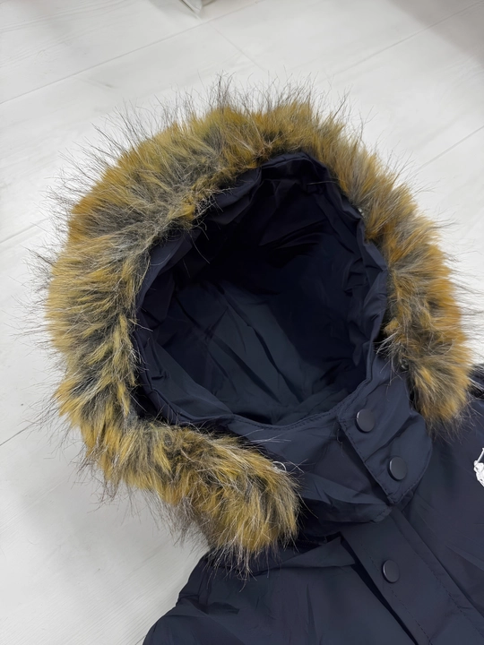O‘g‘il bolalar uchun qishki uzun kurtka-parka, mo‘ynali kapyushonli, issiq astarli