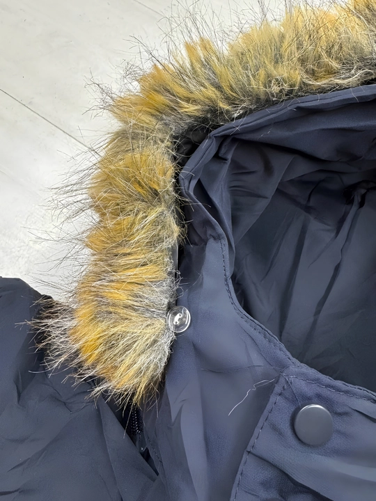O‘g‘il bolalar uchun qishki uzun kurtka-parka, mo‘ynali kapyushonli, issiq astarli