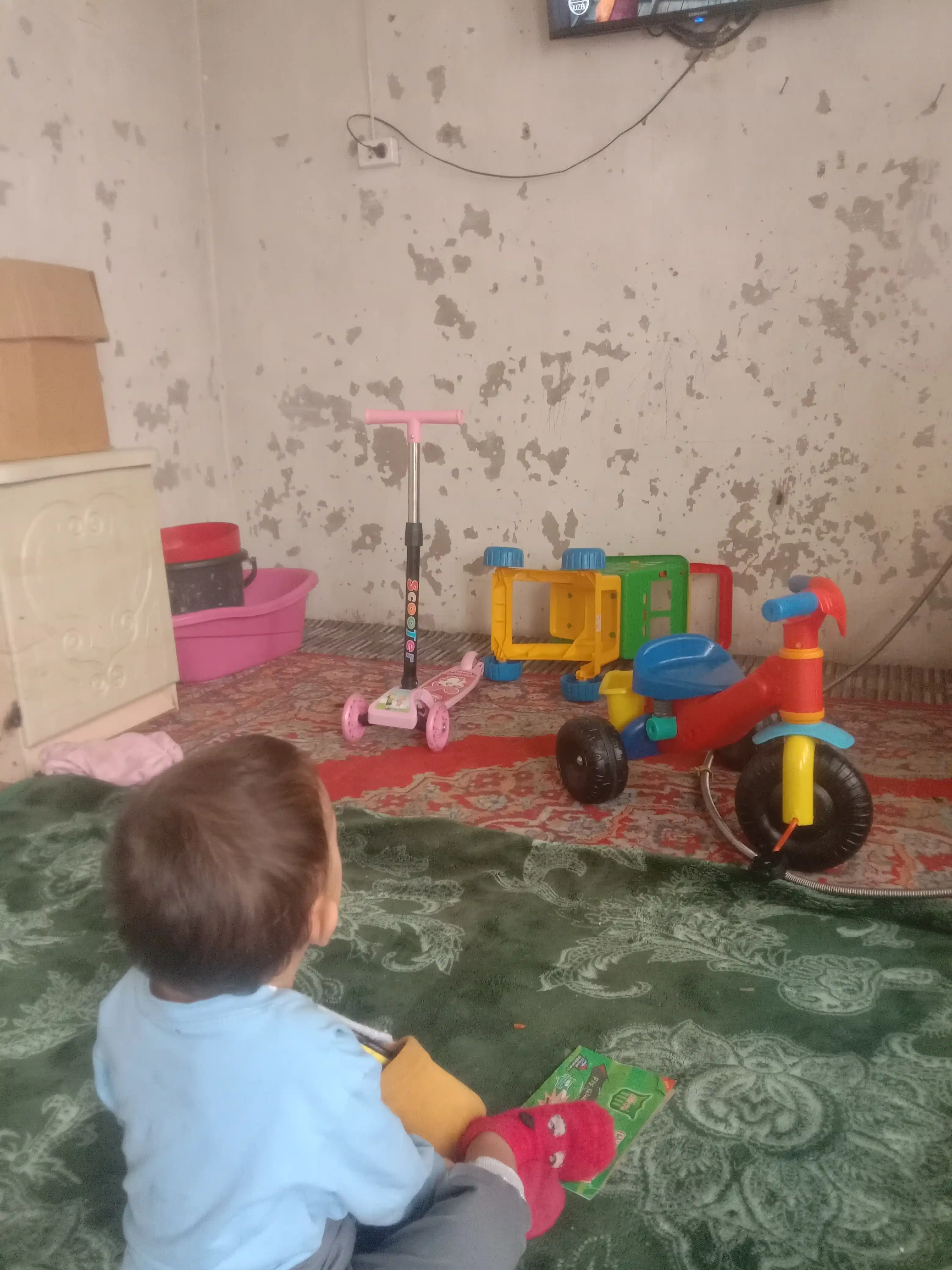 Bolalar samoketi, uch g‘ildirakli, g‘ildiraklari yorug‘lanuvchi, rulini sozlash mumkin