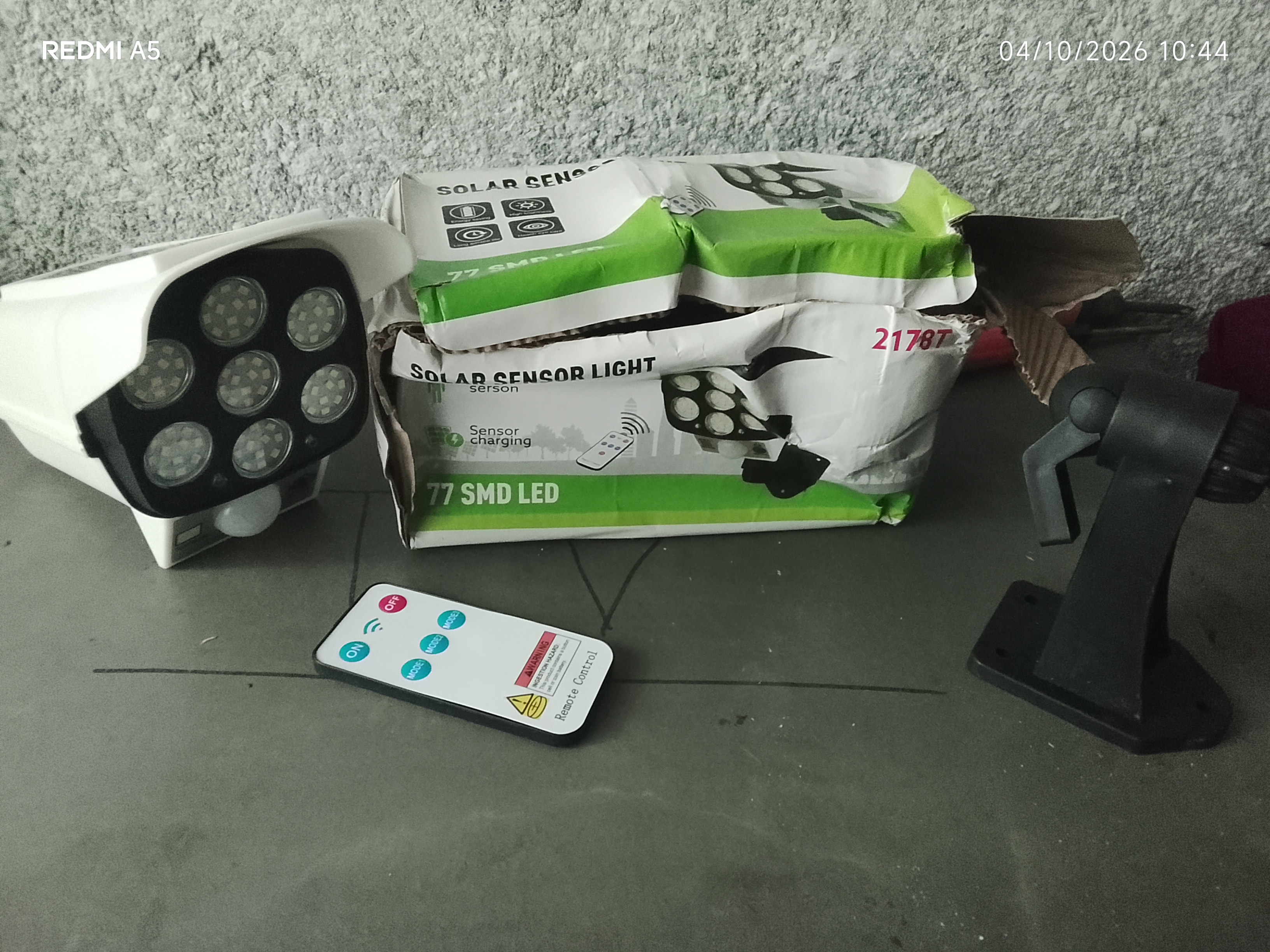 Quyosh energiyali devor chirog‘i kamera maketi, harakat datchigi, 3 rejim, pult, IP65