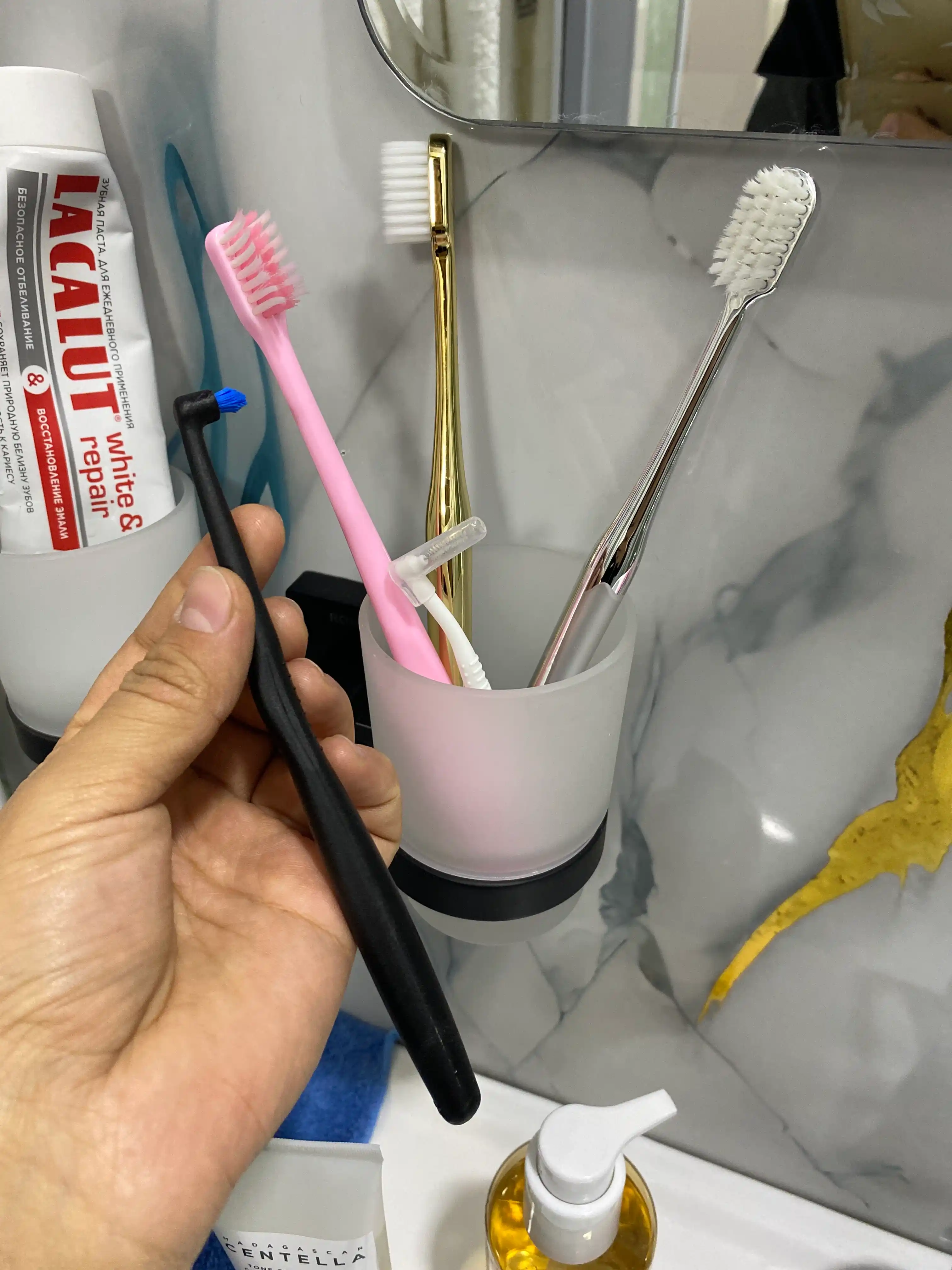 Breketlar, implantlar va tish oraliqlari hamda elaynerlar uchun bir tutamli tish cho‘tkasi