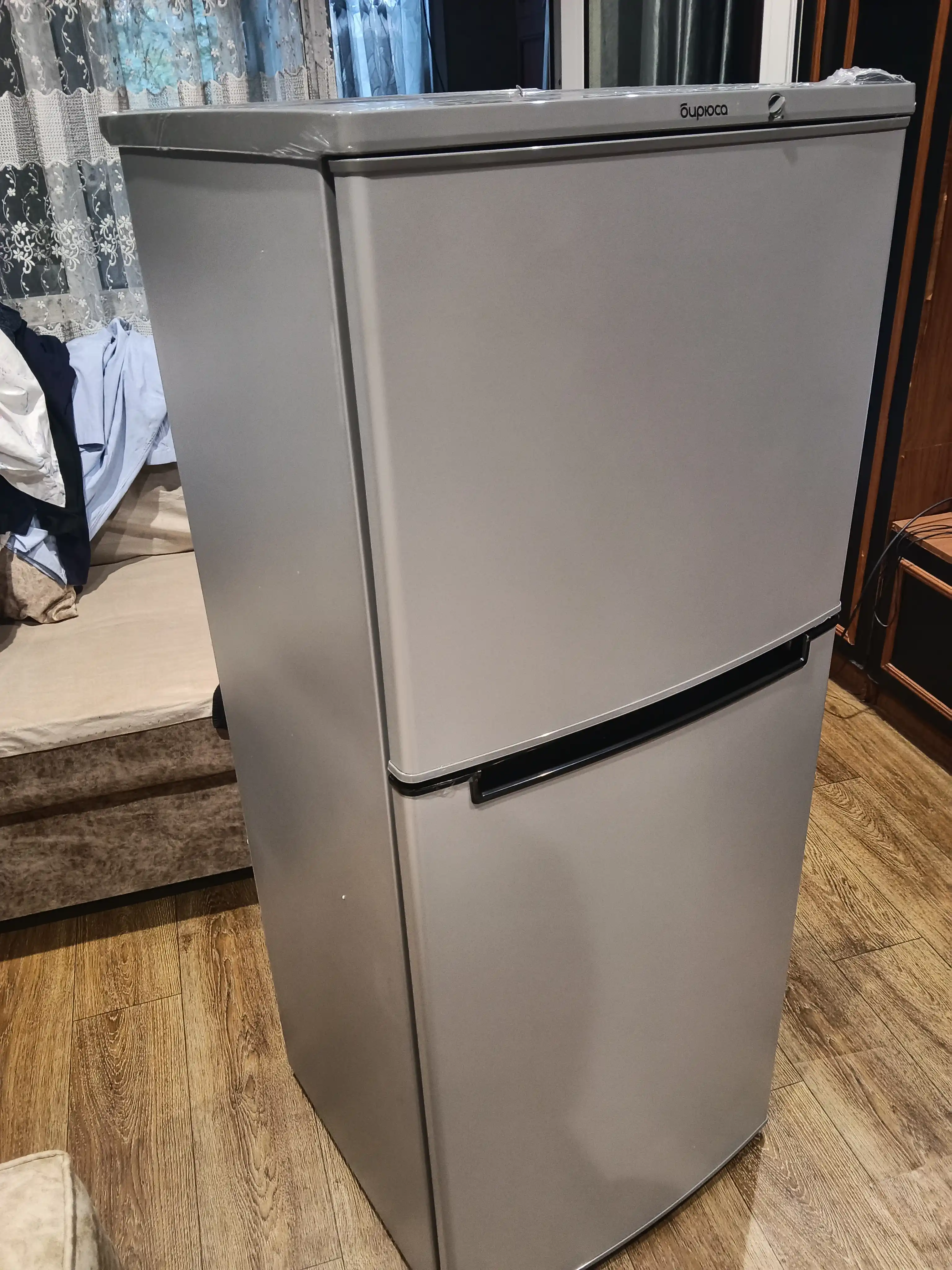 Ikki kamerali Biryusa M553 sovutgichi, sig'imi 230 litr