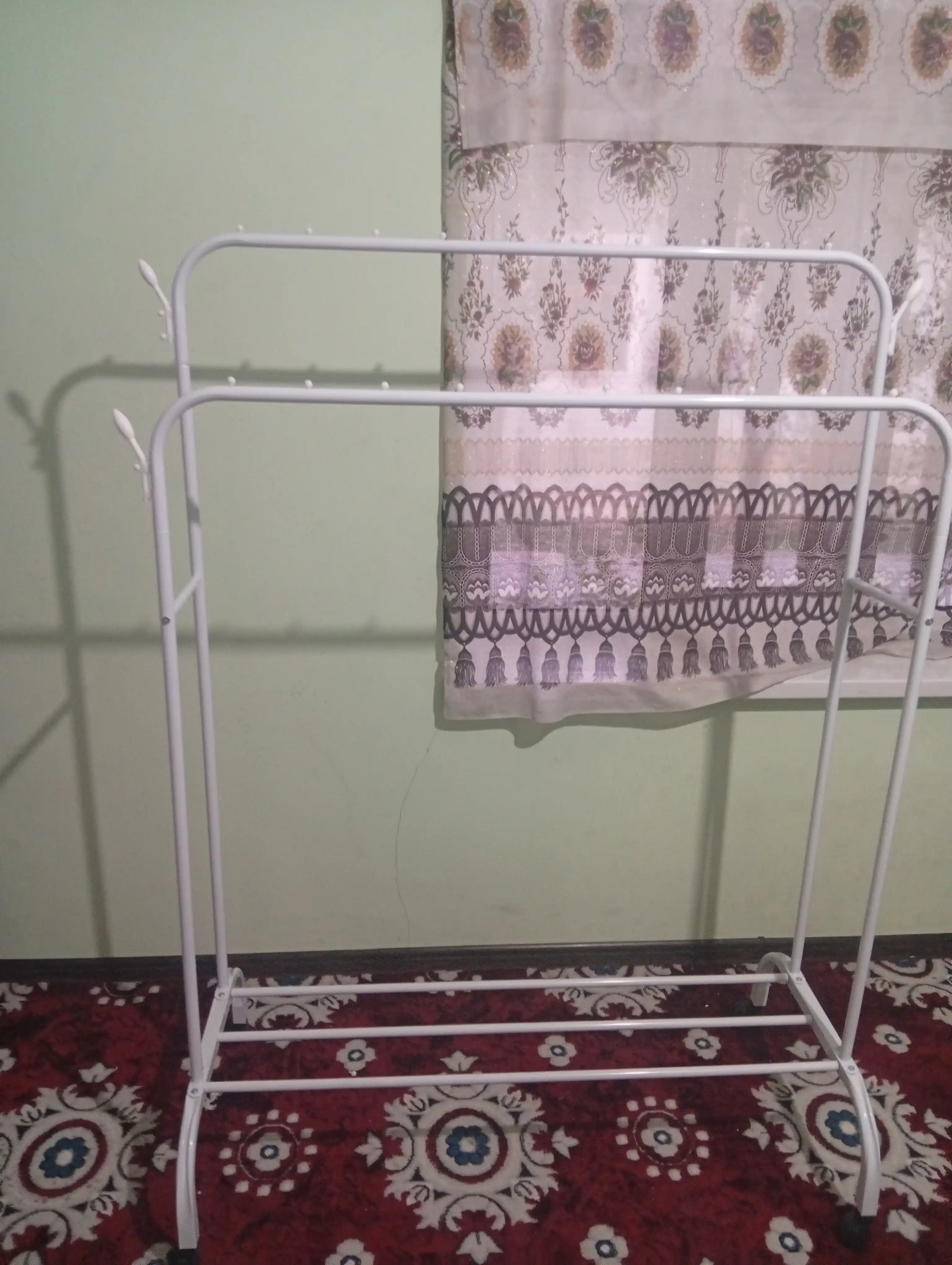 Metall garderob, polga osiladigan kiyim ilgich, poyabzal tagligi bilan, g‘ildirakli