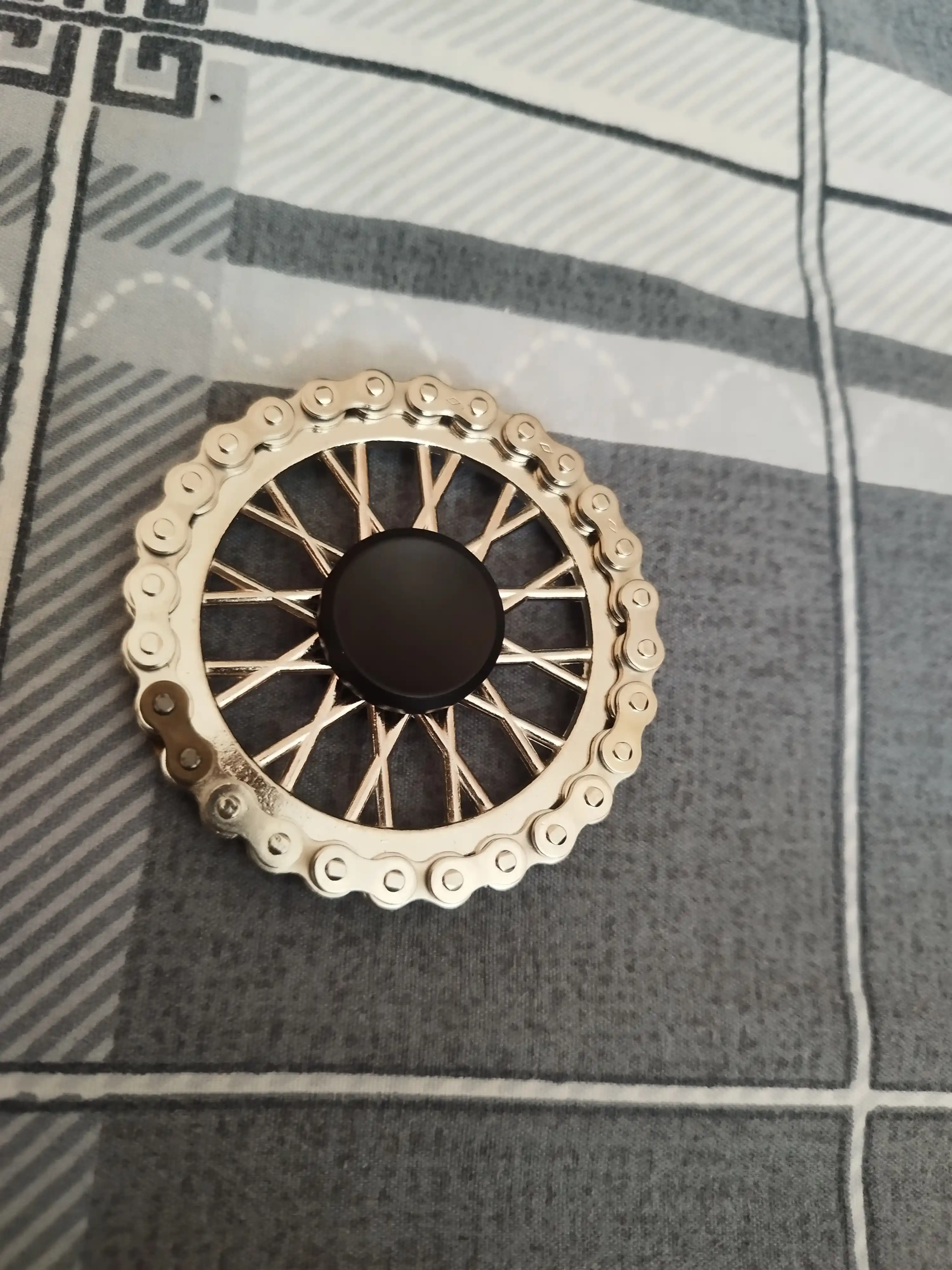 Metall antistress spinner zanjirli va tishli, qo‘l uchun dumaloq fidjet spinner