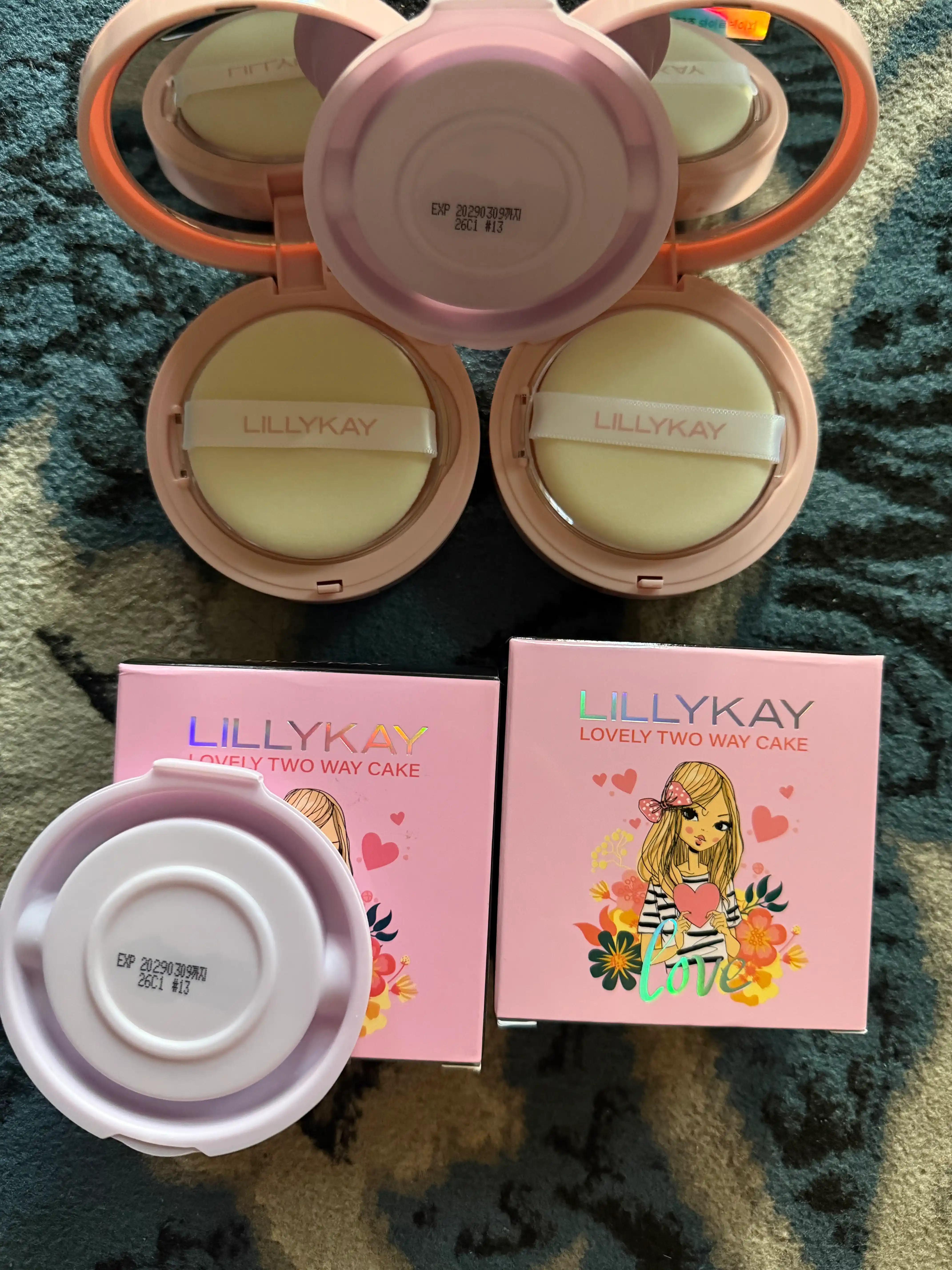 Yoshartiruvchi upa LillyKay Lovely Two Way Cake SPF40+ – tabiiy yoritilgan va silliq teri