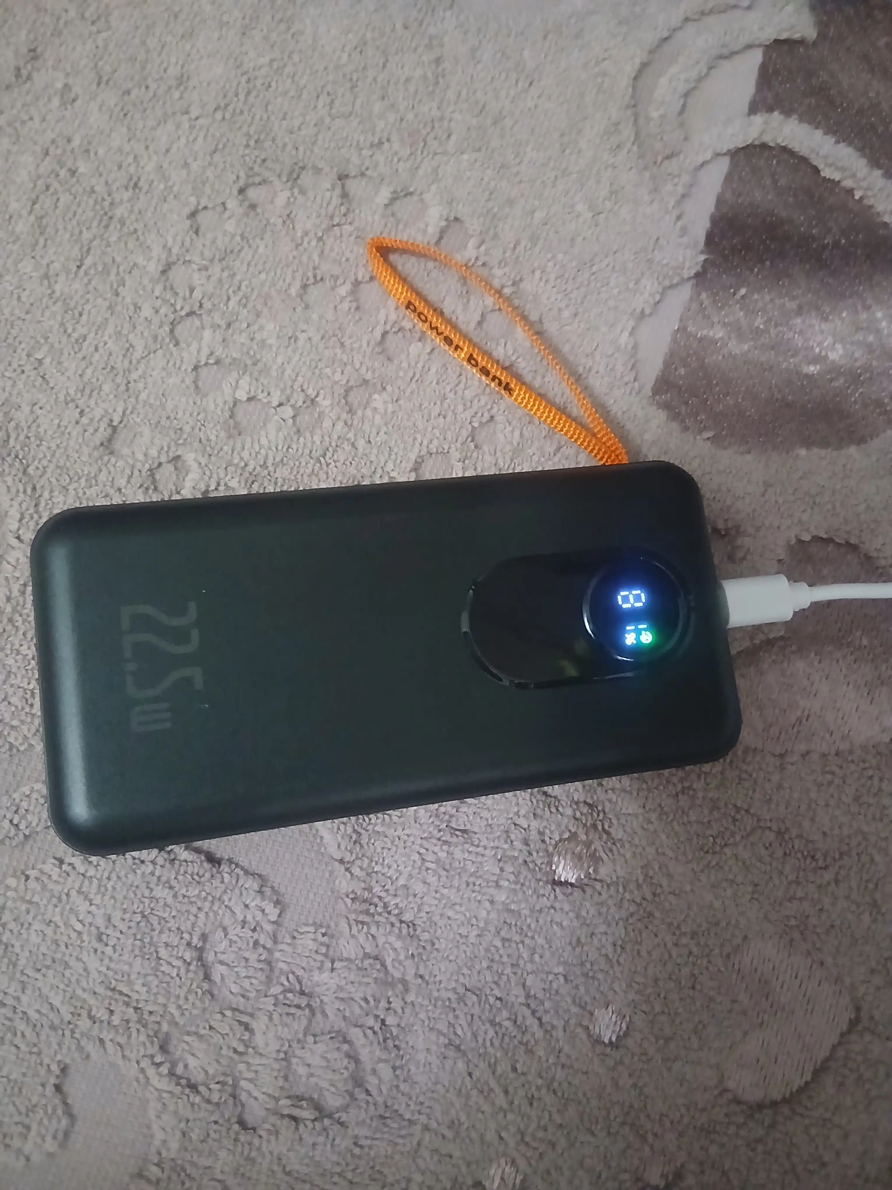 Power Bank 20000 mAh 22.5W с ремешком, встроенными кабелями, фонариком и быстрой зарядкой