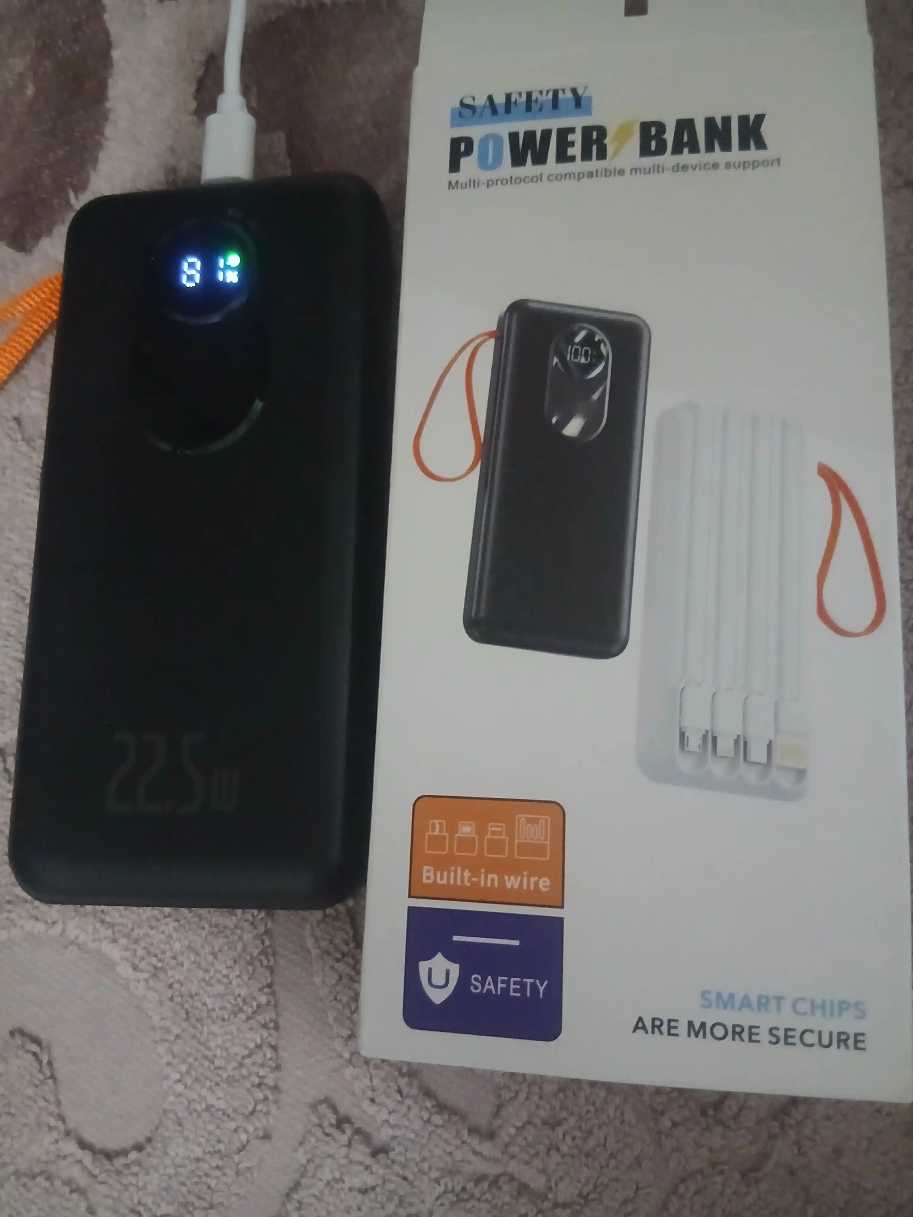 Power Bank 20000 mAh 22.5W с ремешком, встроенными кабелями, фонариком и быстрой зарядкой