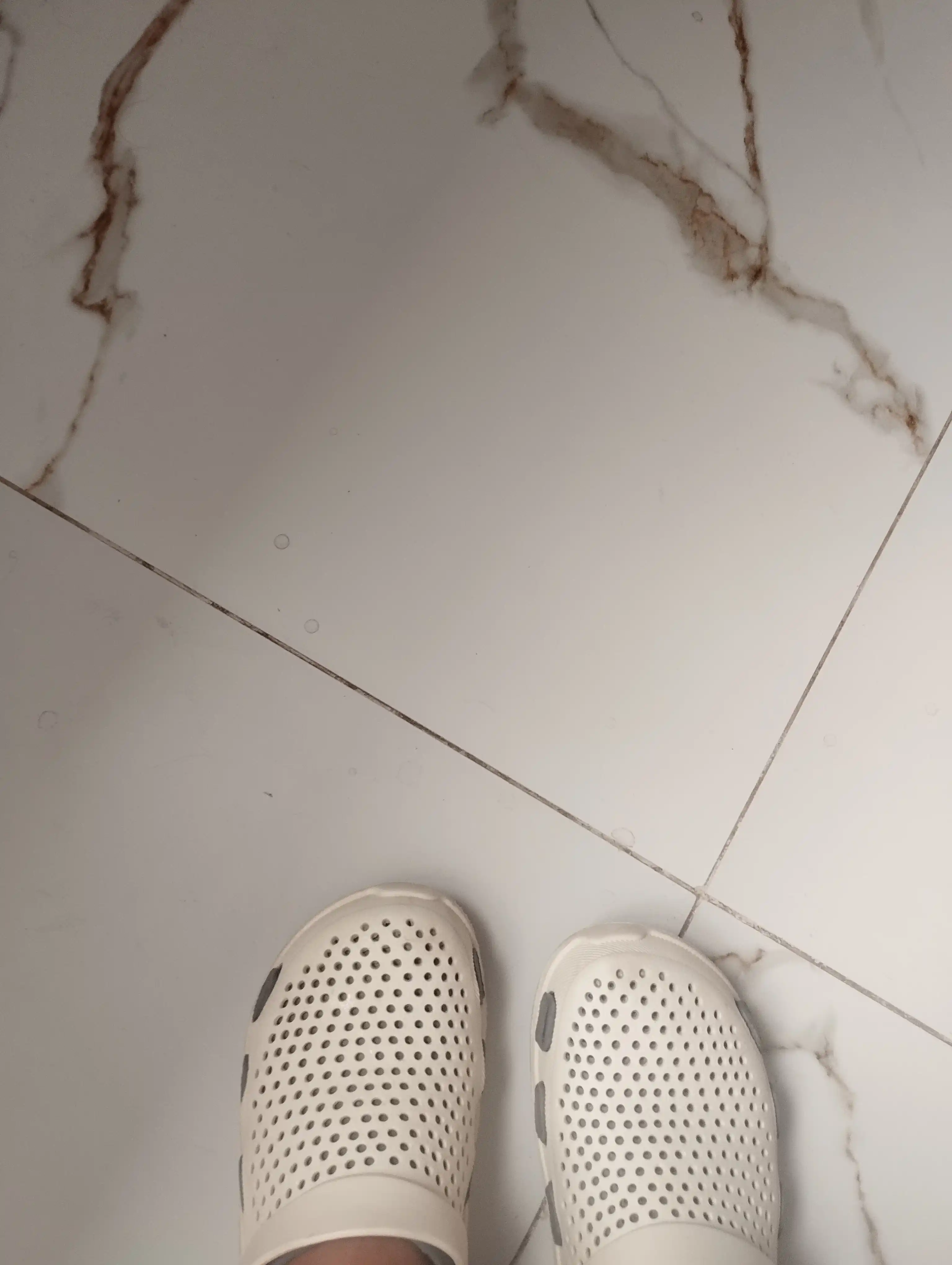 Ayollar uchun yengil EVA klog shippaklari Crocs uslubida