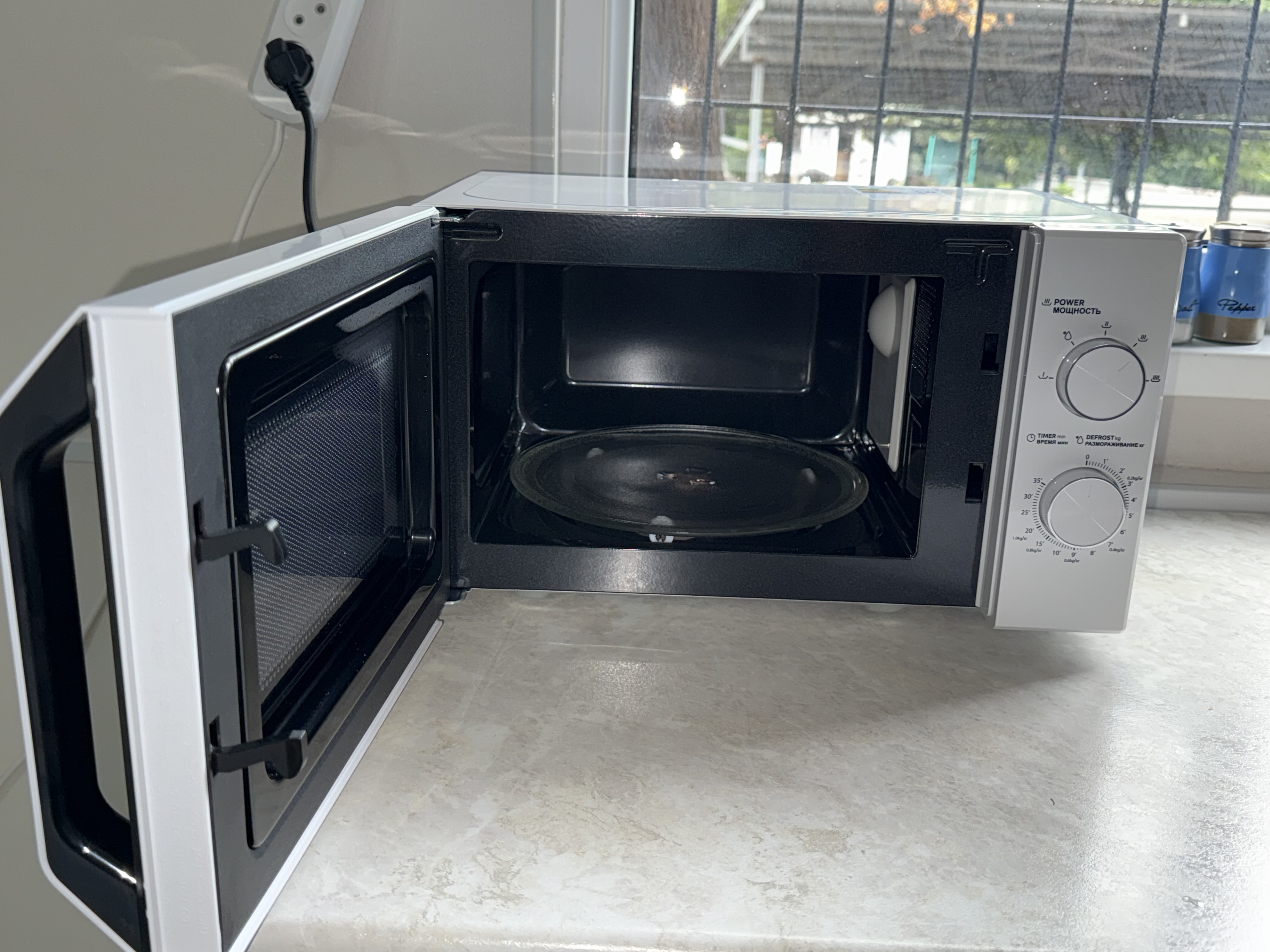 Midea MM 720C2MV Mikroto'lqinli pech, 8 ta dastur, bug' bilan tozalash tizimi