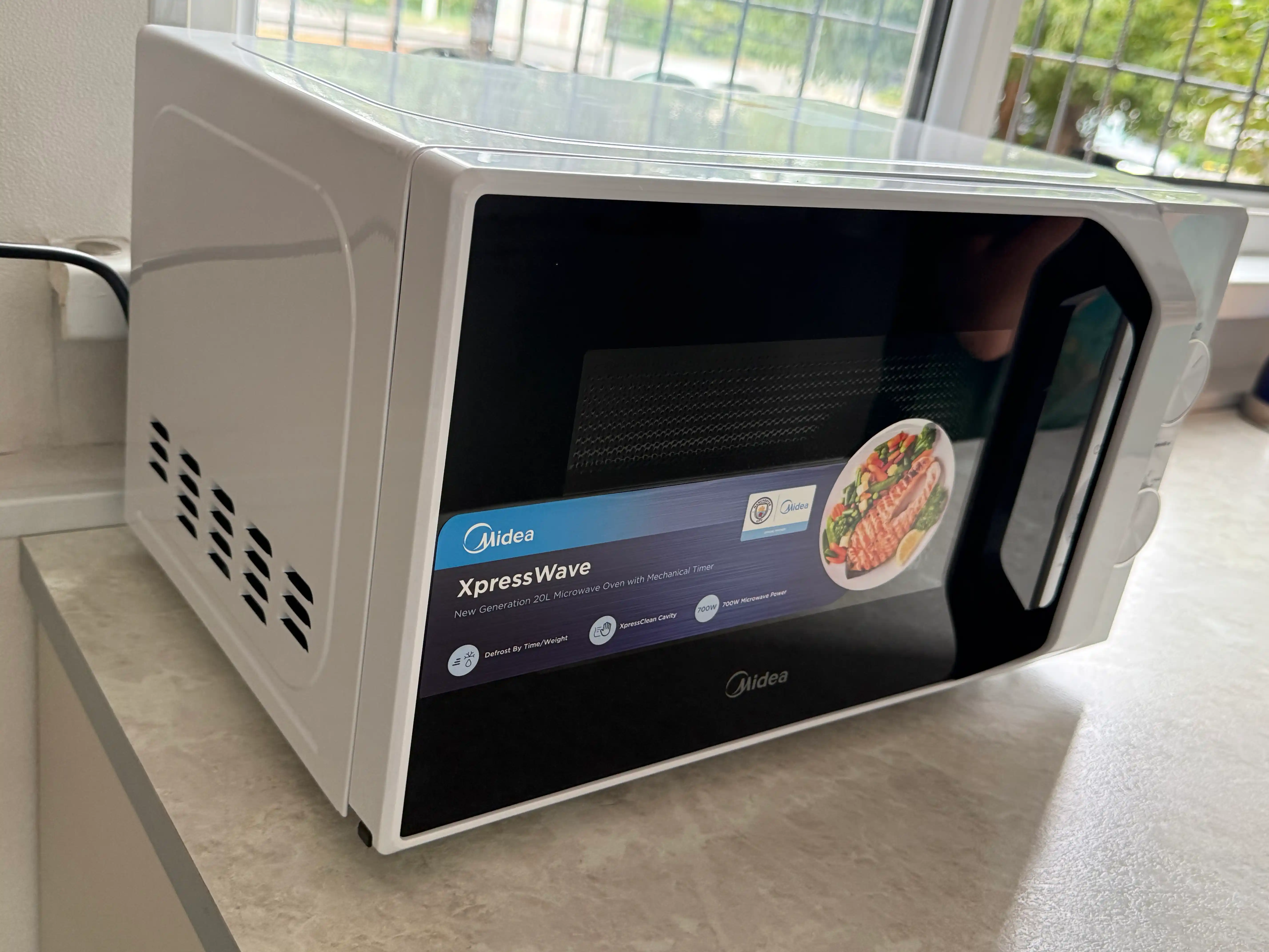 Midea MM 720C2MV Mikroto'lqinli pech, 8 ta dastur, bug' bilan tozalash tizimi