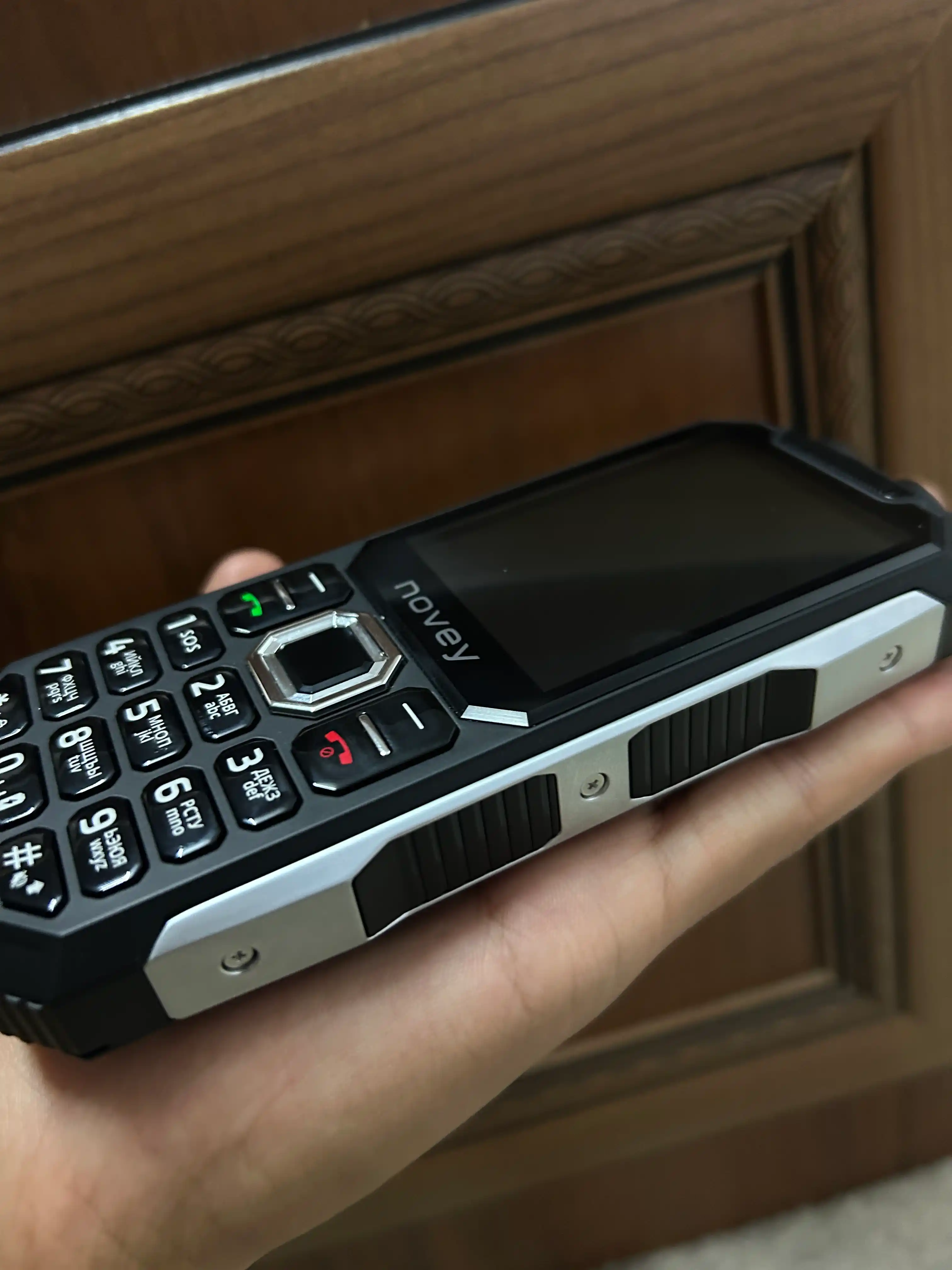 Knopkali telefon Novey T500 TANK, katta batareya 5000mAh