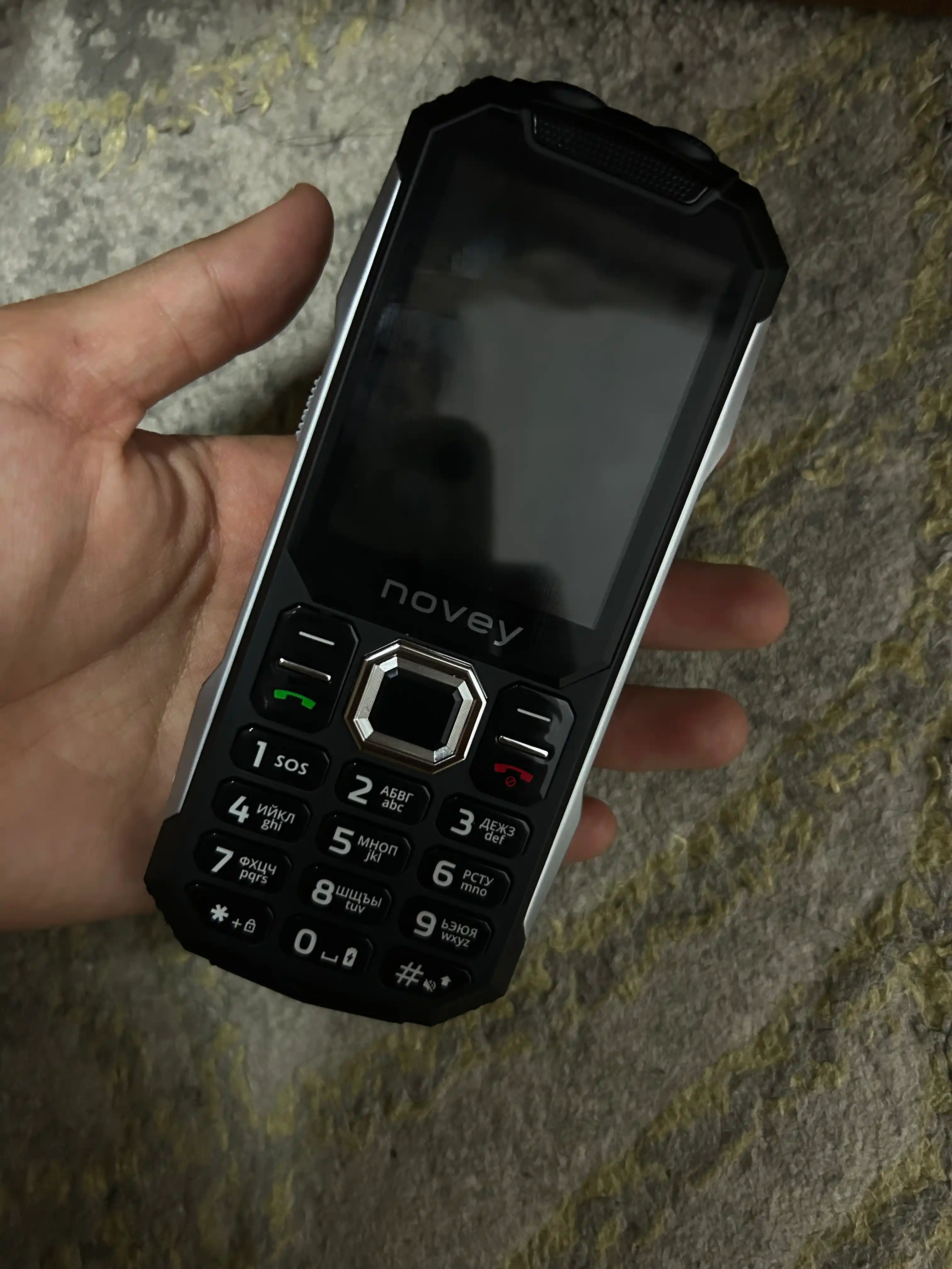 Knopkali telefon Novey T500 TANK, katta batareya 5000mAh