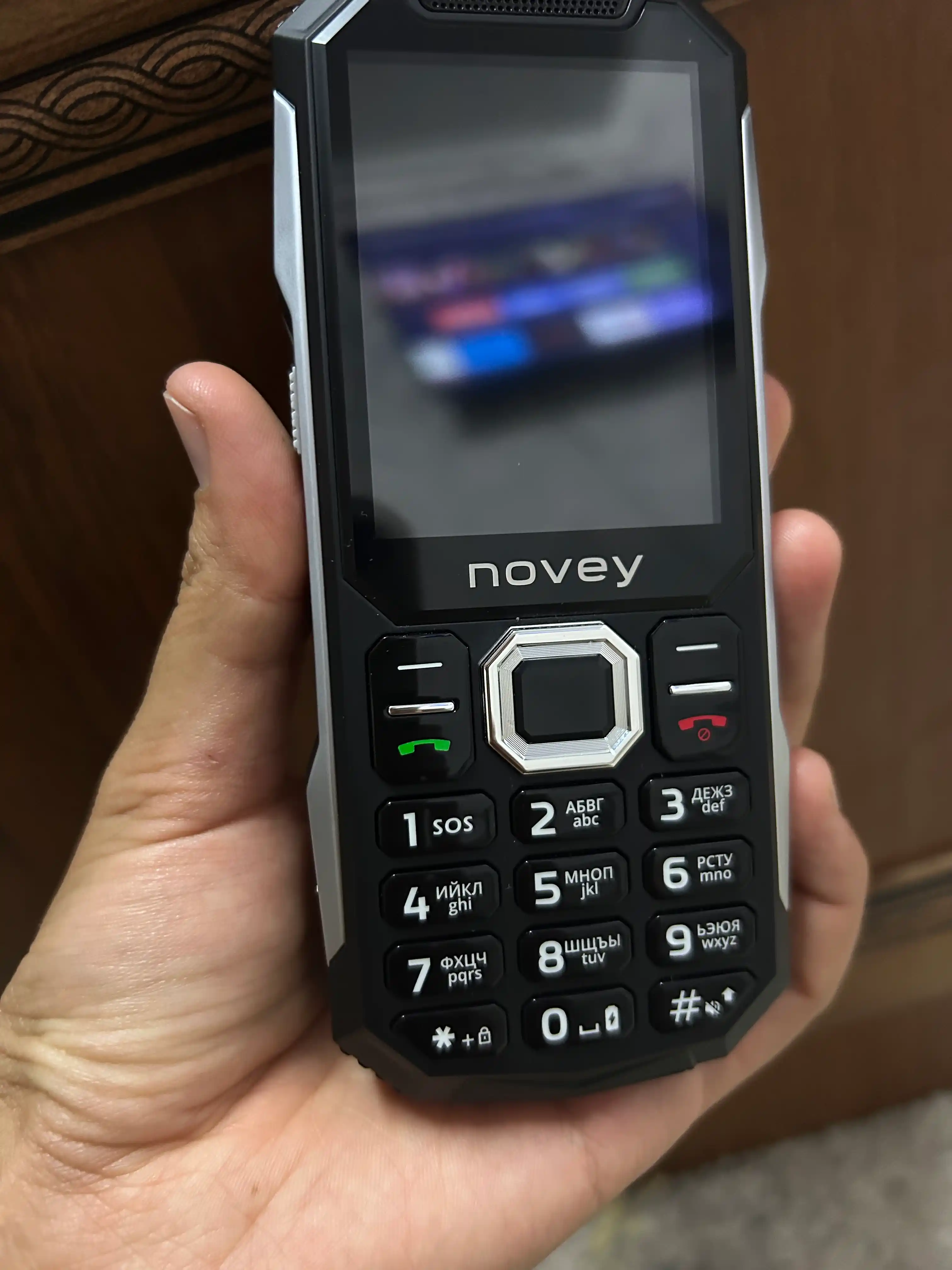 Knopkali telefon Novey T500 TANK, katta batareya 5000mAh