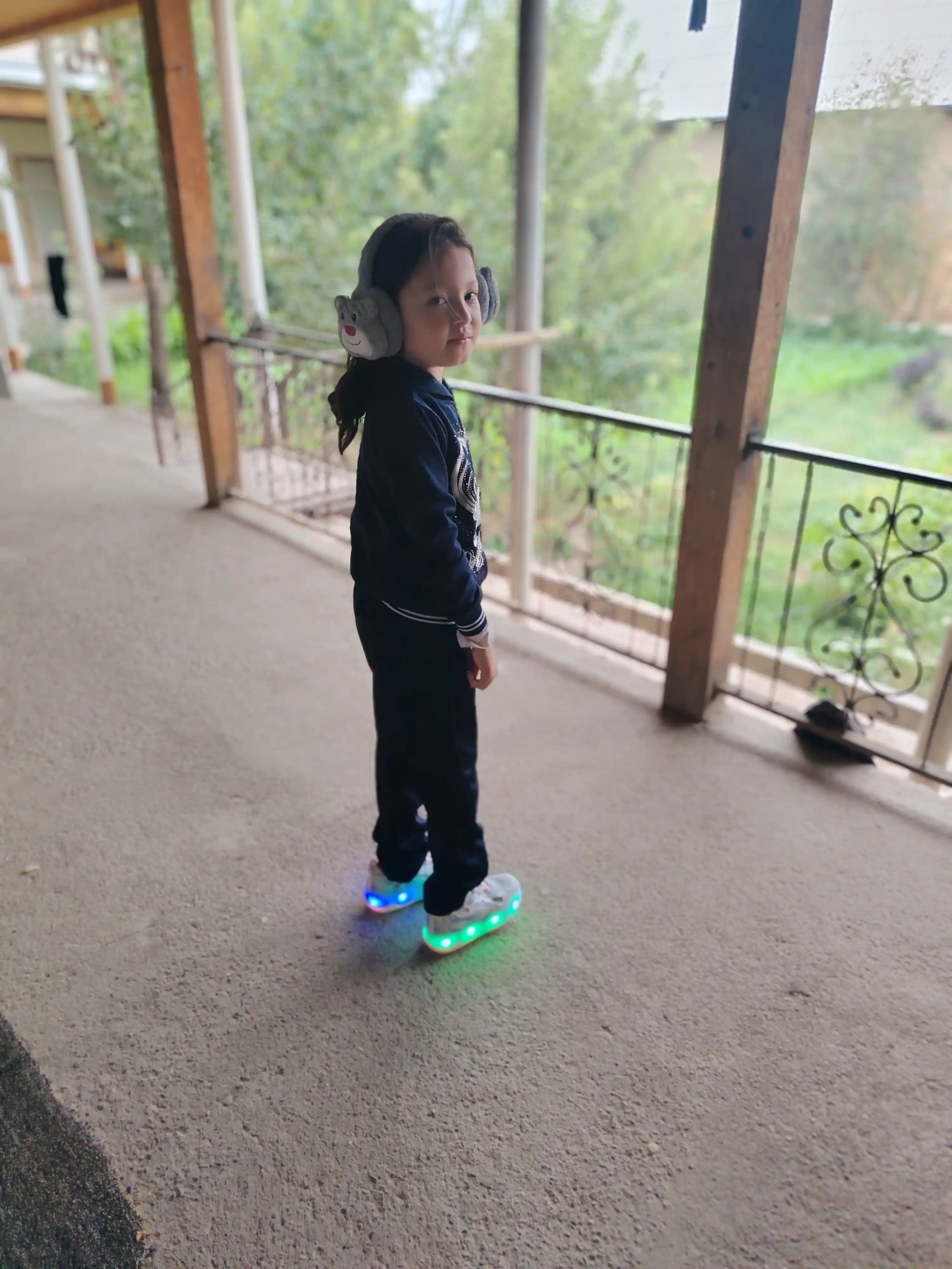 LED yoritgichli, yechiladigan g‘ildirakli rolikli krossovkalar bolalar uchun