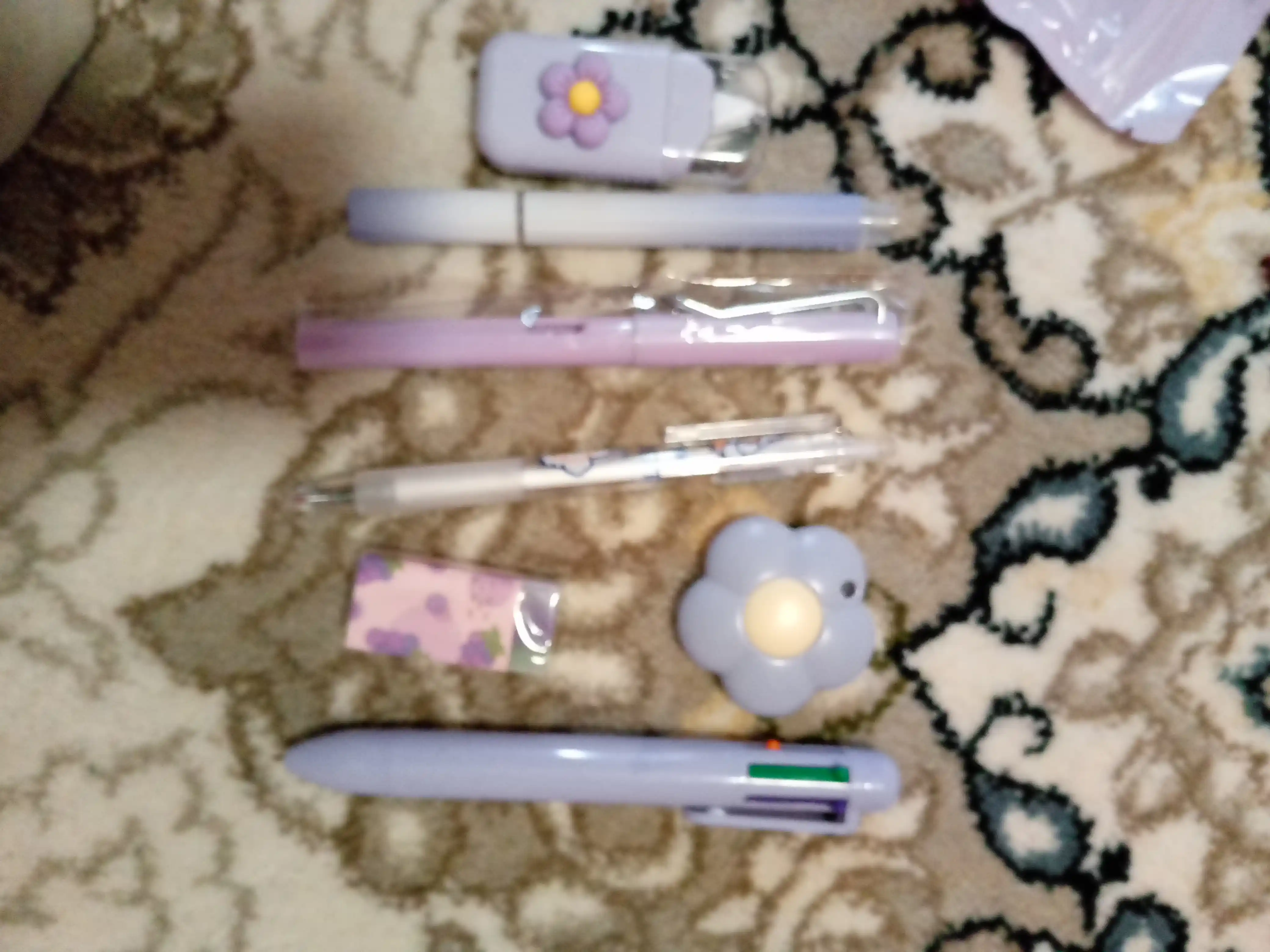 Maktab to‘plamlari: ruchka, doimiy qalam, marker, o‘chirg‘ich, korrektor, kanselyariya pichog‘i