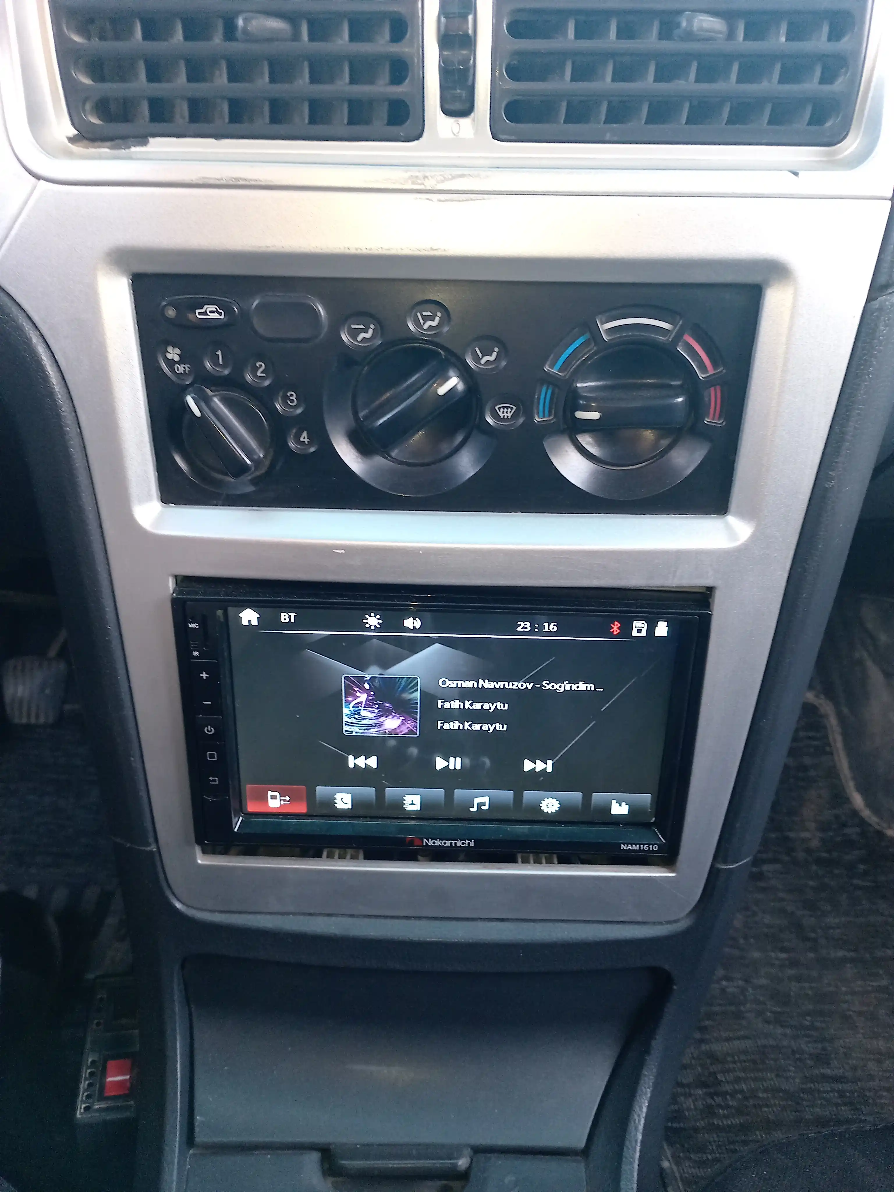 Nakamichi NAM1610 va NAM1712 avtomagnitola, 7 dyuymli ekran, Bluetooth, USB, FM/AM