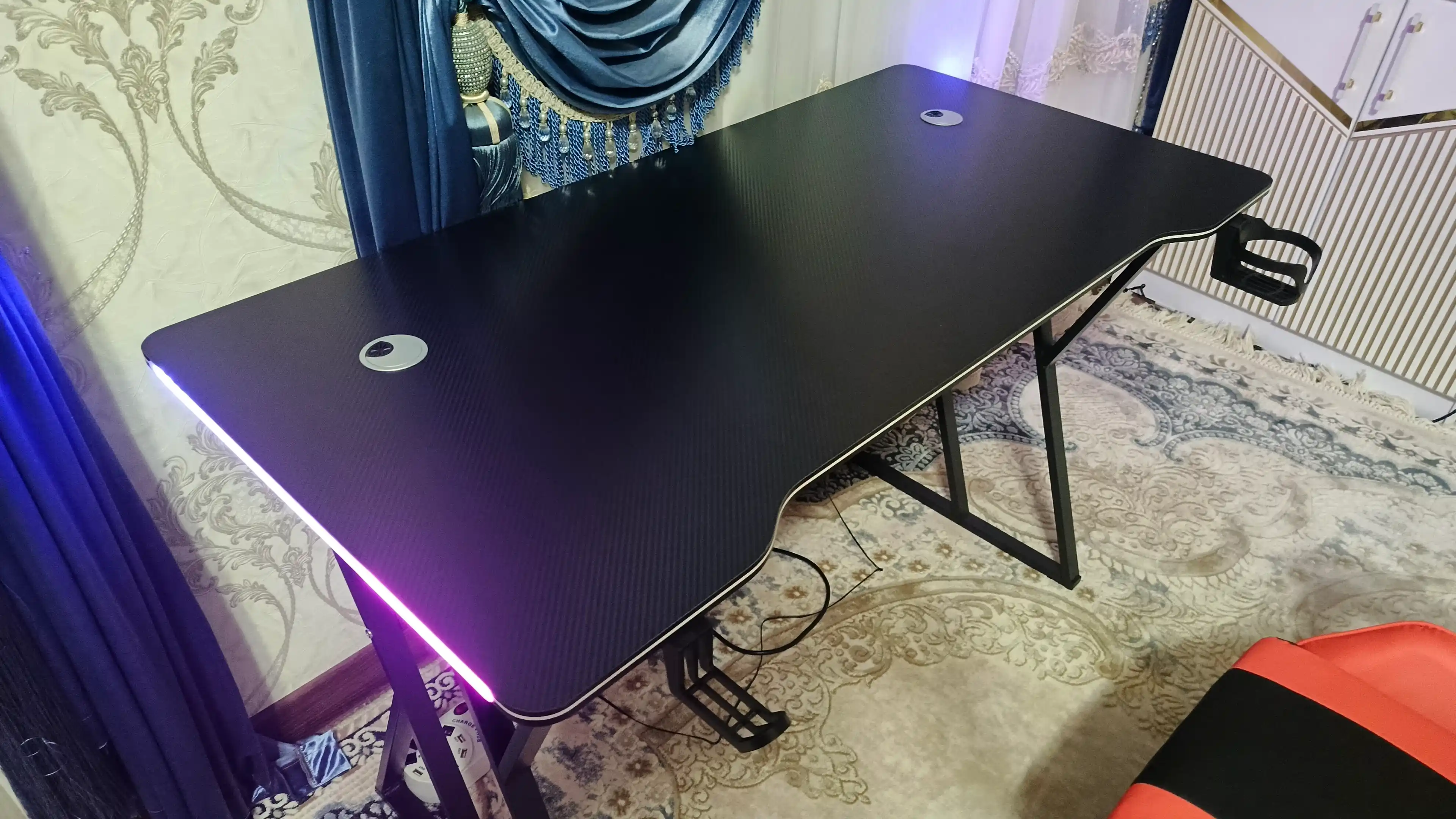 Игровой компьютерный стол с RGB-подсветкой, держателями для наушников и стакана