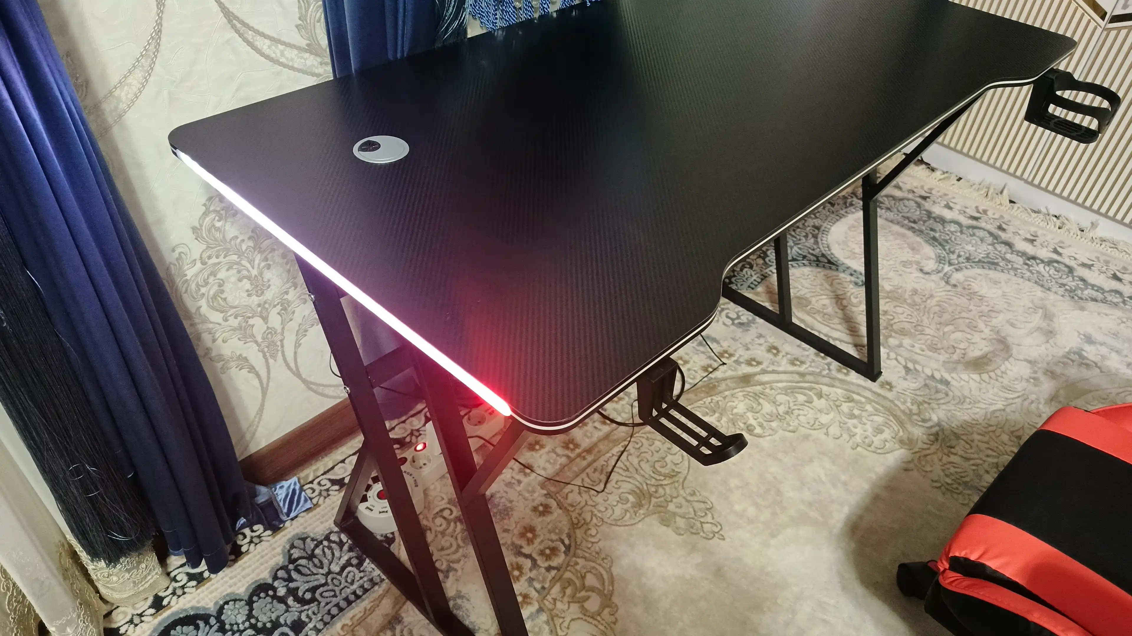Игровой компьютерный стол с RGB-подсветкой, держателями для наушников и стакана