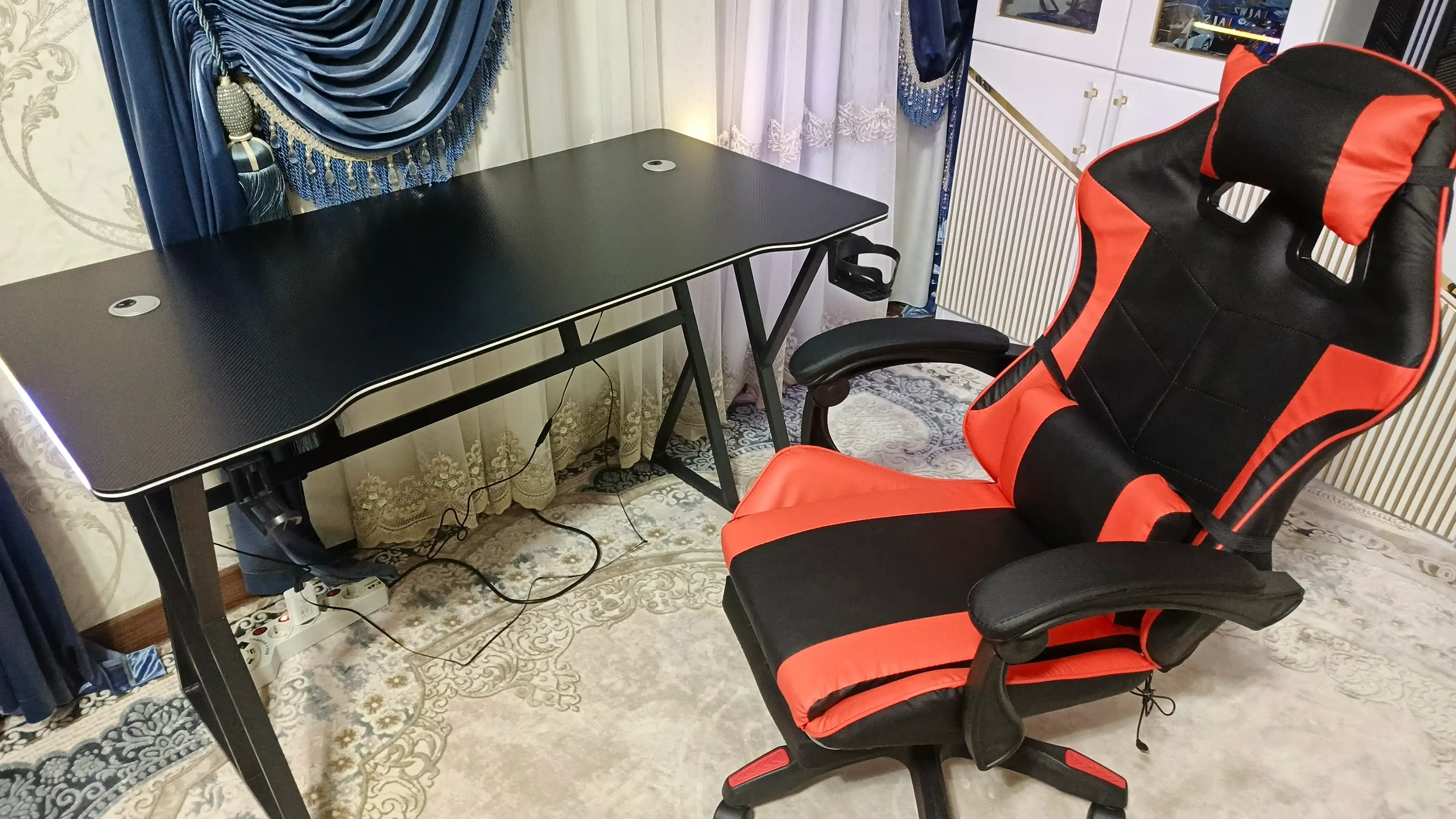 Игровой компьютерный стол с RGB-подсветкой, держателями для наушников и стакана