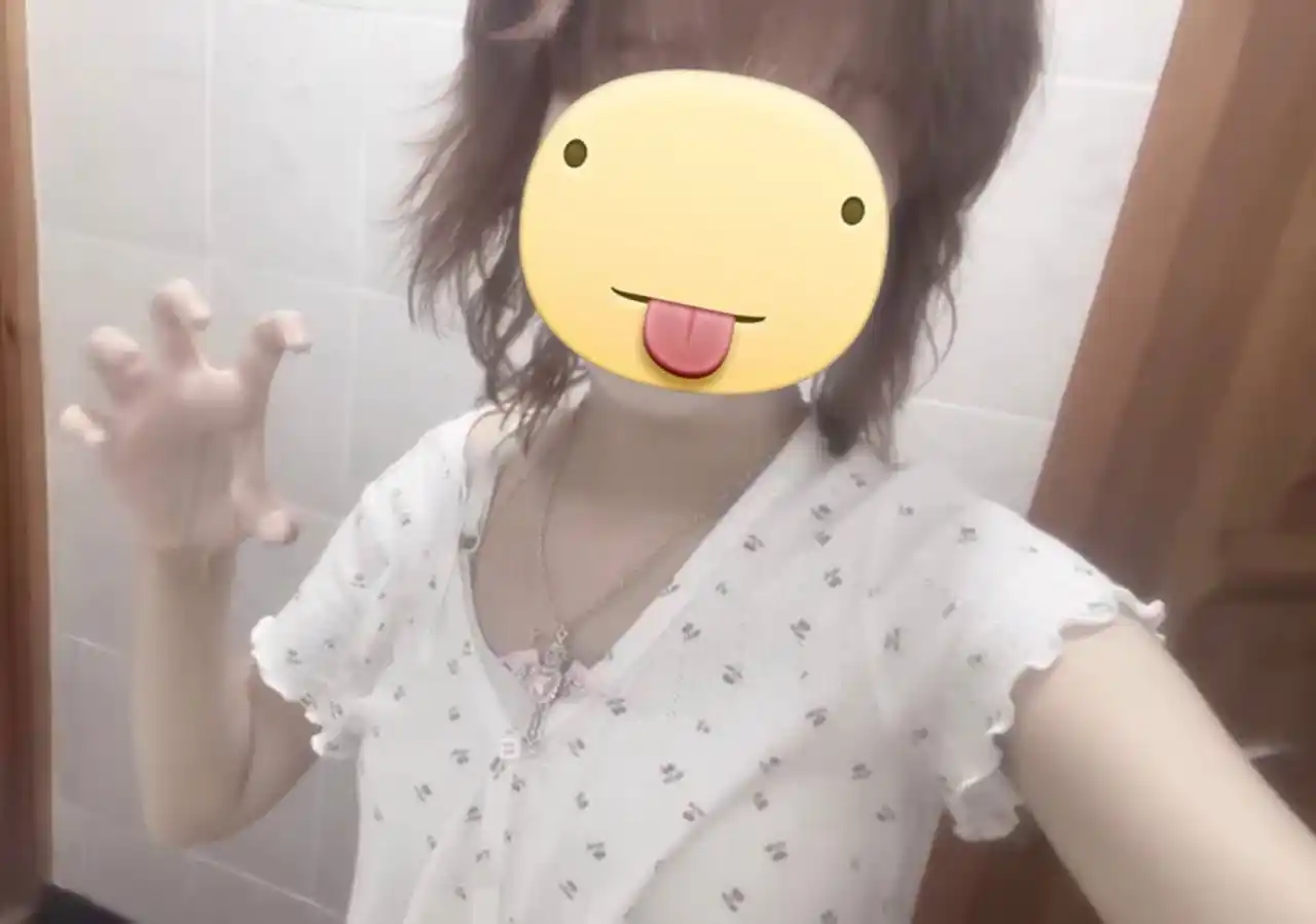 Ilon, ankx, farishta yoki sichqon qanotlari tasvirlangan gotik xoch marjoni