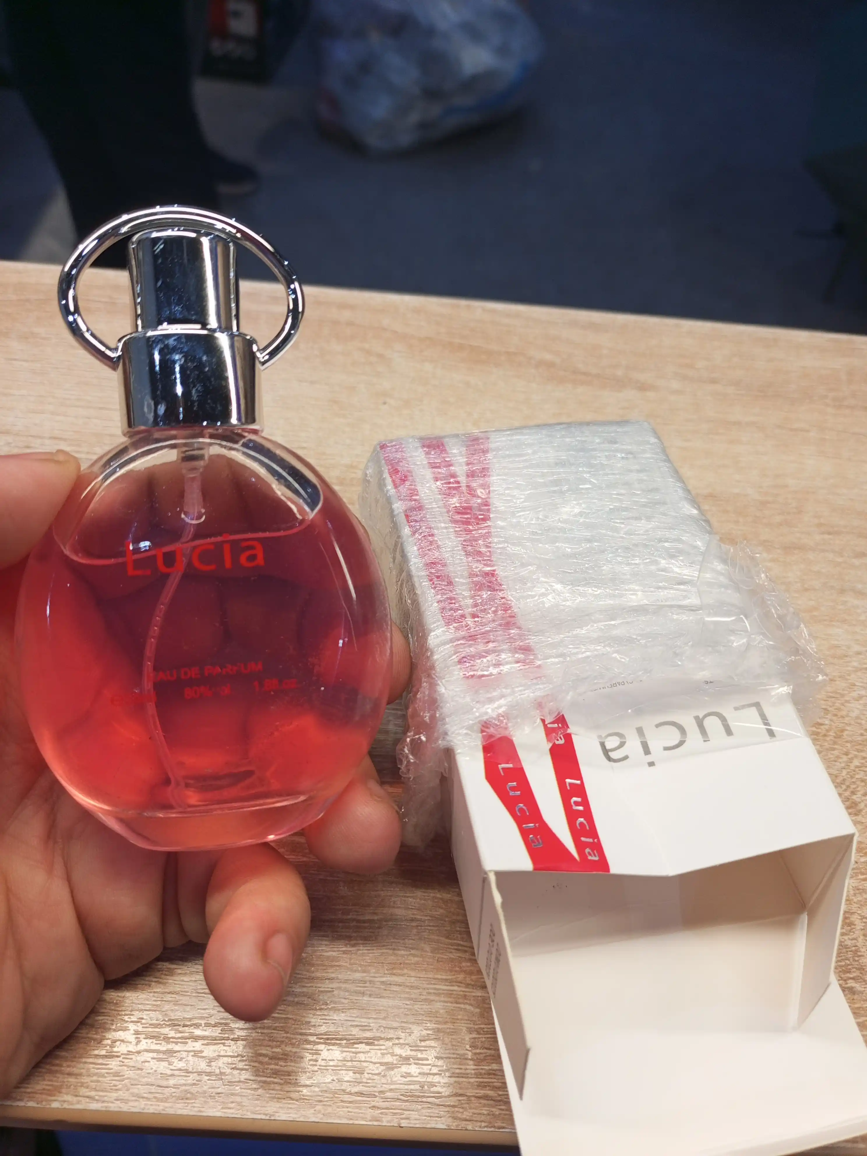 Lucia Ayollar uchun parfumlangan suv