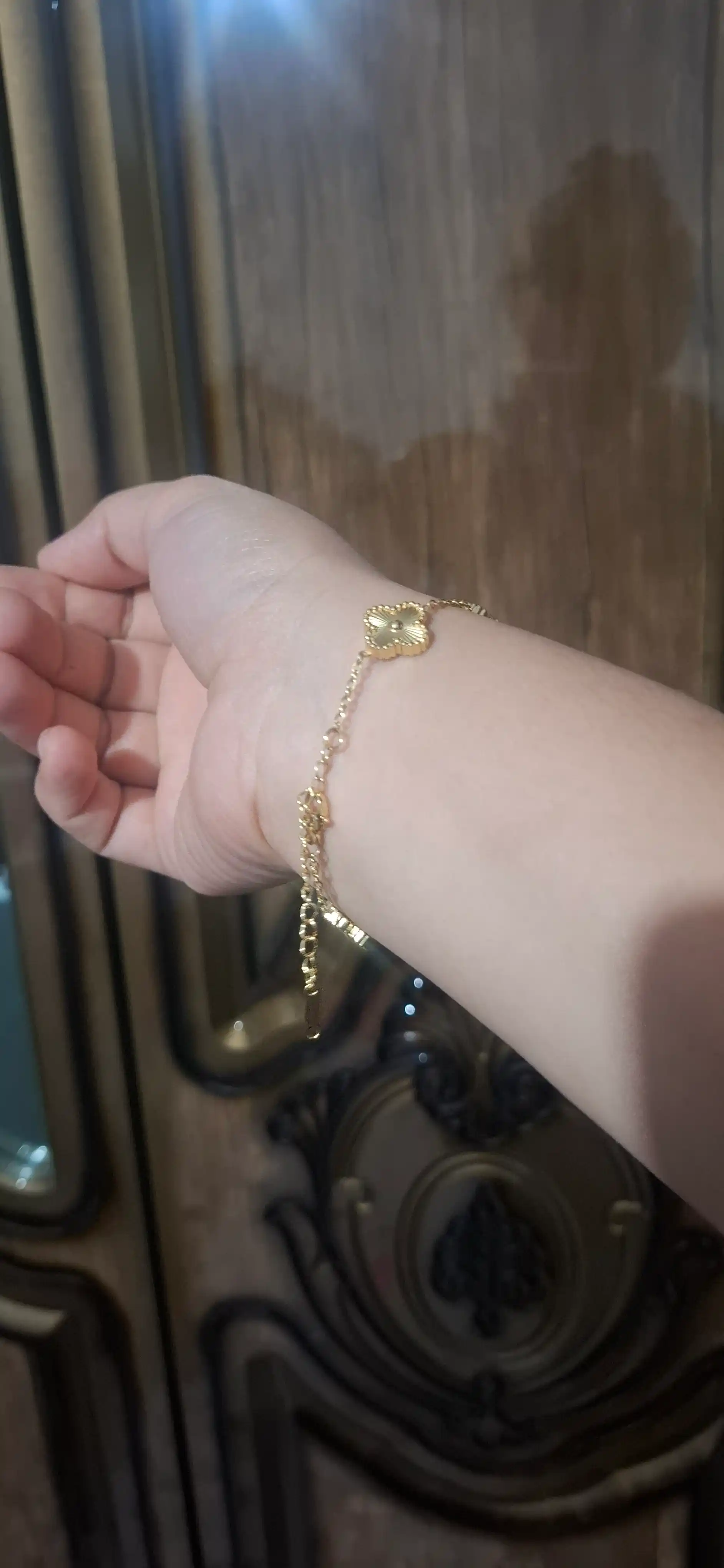 Ayollar va qizlar uchun bilaguzuklar Van Cleef, rangini o'zgartirmaydi va qoraymaydi