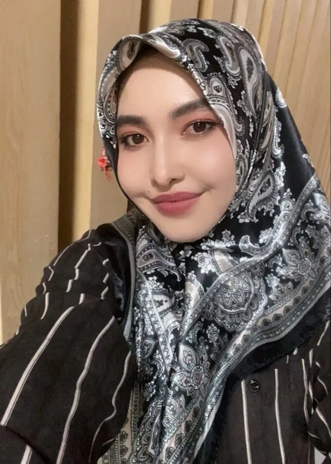 Ayollar va qizlar uchun paxtali ro'mol, sharf, hijob 90x90, rangli gulli naqshli