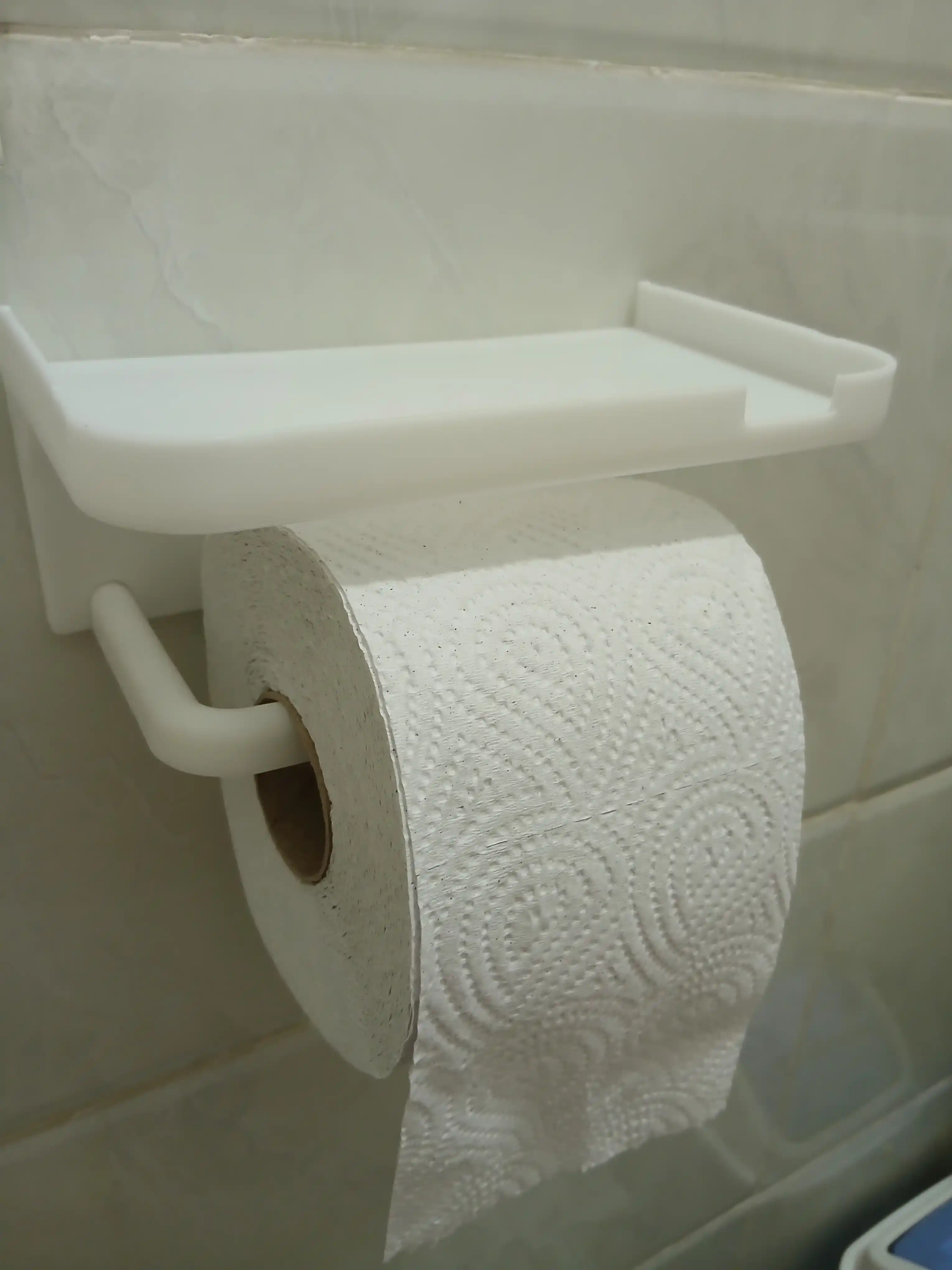 Hojatxona qog‘ozi uchun taglik tutqich, tokchali, devorga yopishtirilgan