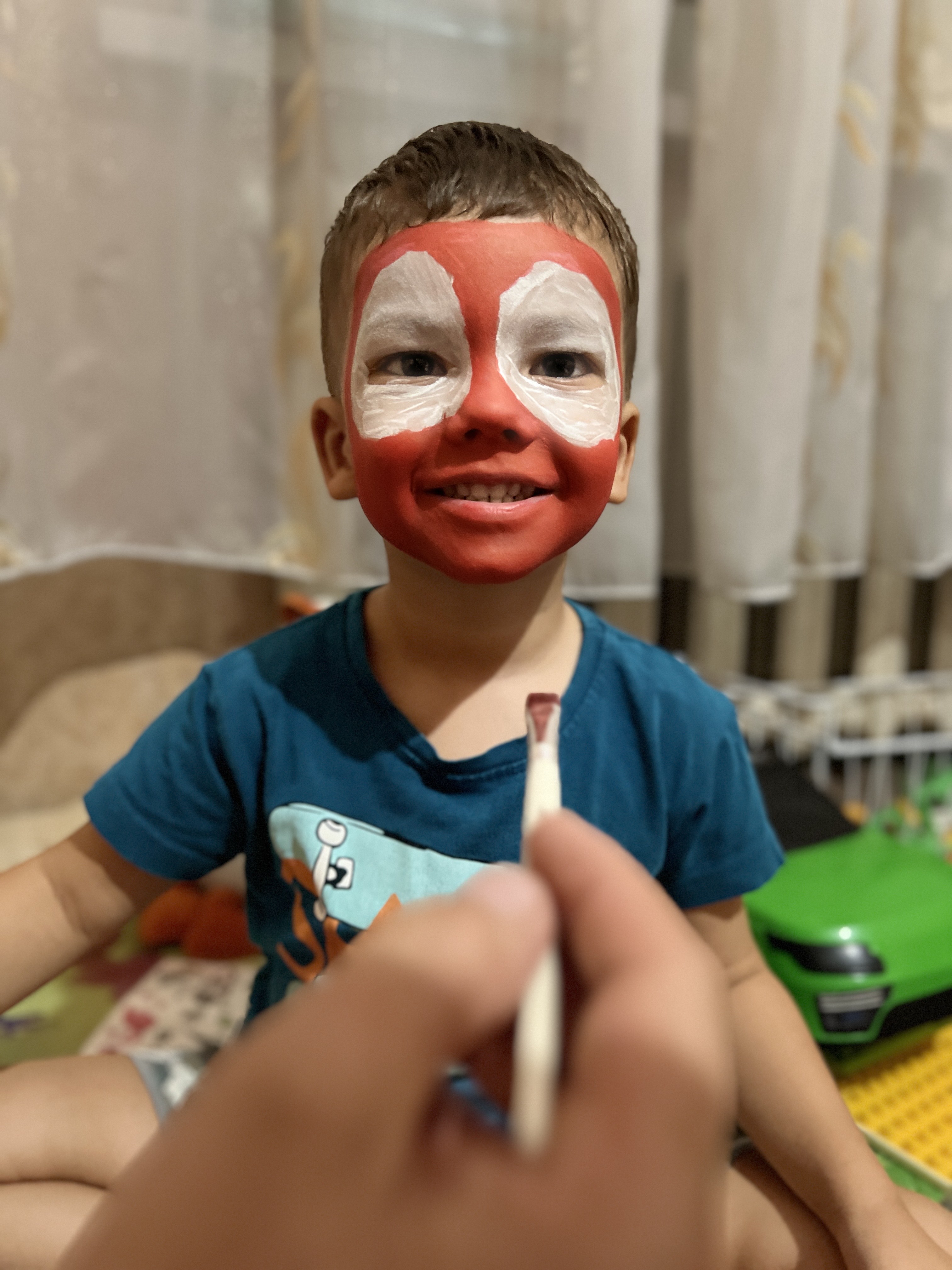 Yuzni bo'yash; yuz va tanani bo'yash; qiz uchun sovg'a