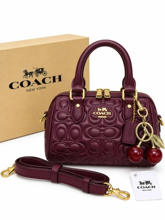 Женская сумка COACH — с плечевым ремнём и подвеской-вишней - 